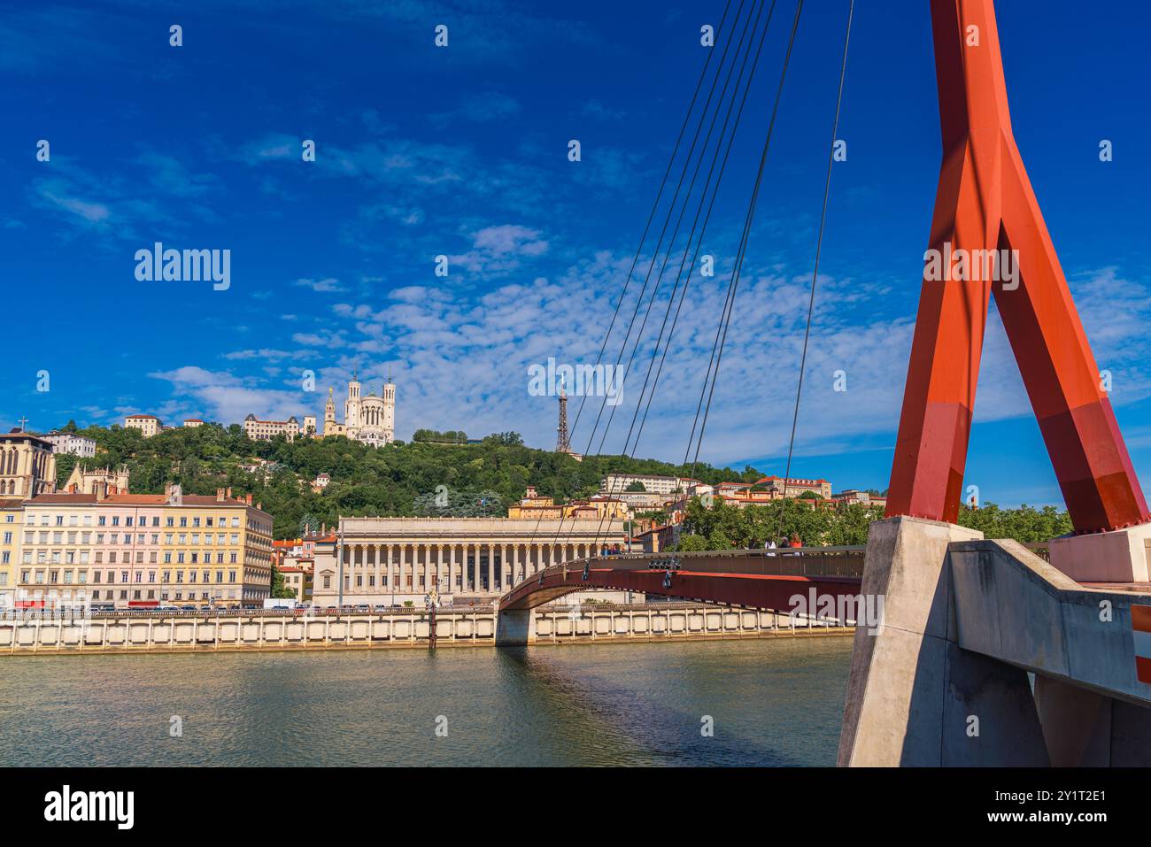 Landschaft an einem sonnigen Tag entlang des Flusses Saone und des Hügels Fourviere, Lyon, Frankreich Stockfoto
