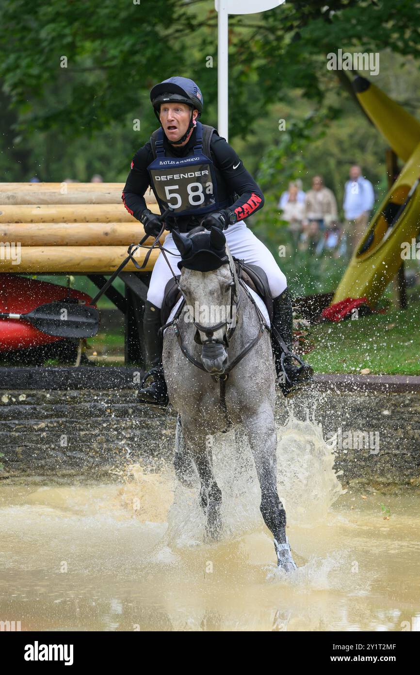Defender Burghley Horse Trials 2024. XC-CC5 Cross Country, Samstag, 7. September 2024. Oliver Townend (GBR) auf Cooley Rosalent springt bei der Defende Stockfoto