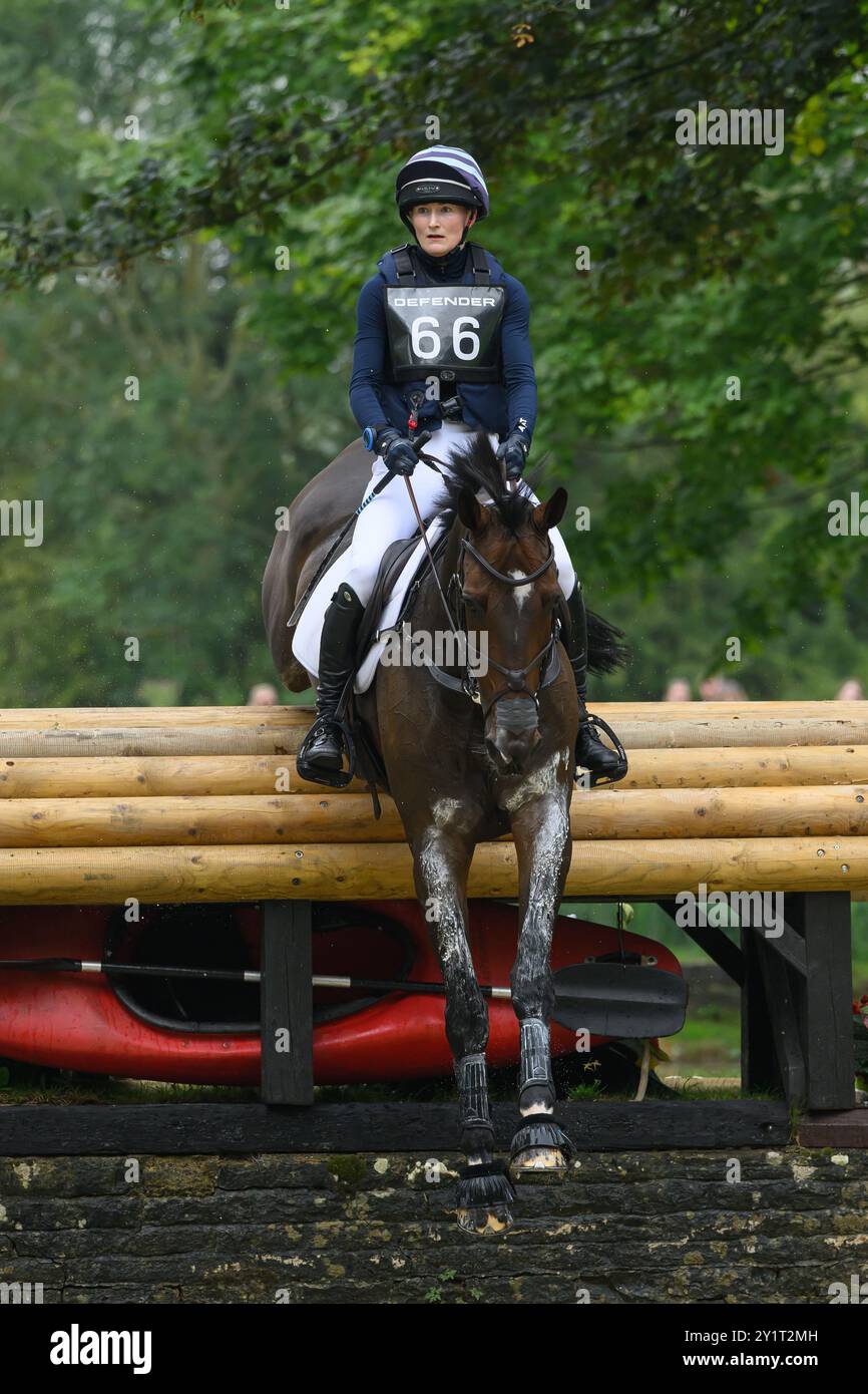 Defender Burghley Horse Trials 2024. XC-CC5 Cross Country, Samstag, 7. September 2024. Rose Nesbitt (GBR) auf z.B. Michealangelo springt beim Defender Stockfoto