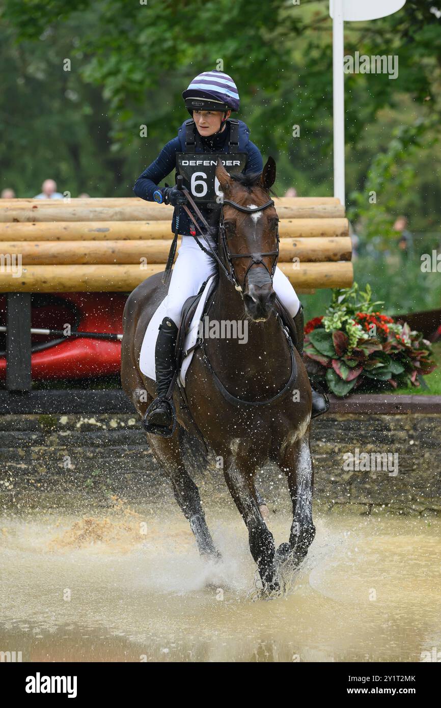 Defender Burghley Horse Trials 2024. XC-CC5 Cross Country, Samstag, 7. September 2024. Rose Nesbitt (GBR) auf z.B. Michealangelo springt beim Defender Stockfoto