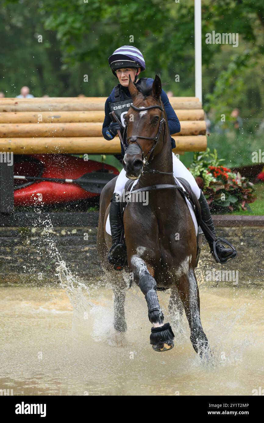Defender Burghley Horse Trials 2024. XC-CC5 Cross Country, Samstag, 7. September 2024. Rose Nesbitt (GBR) auf z.B. Michealangelo springt beim Defender Stockfoto
