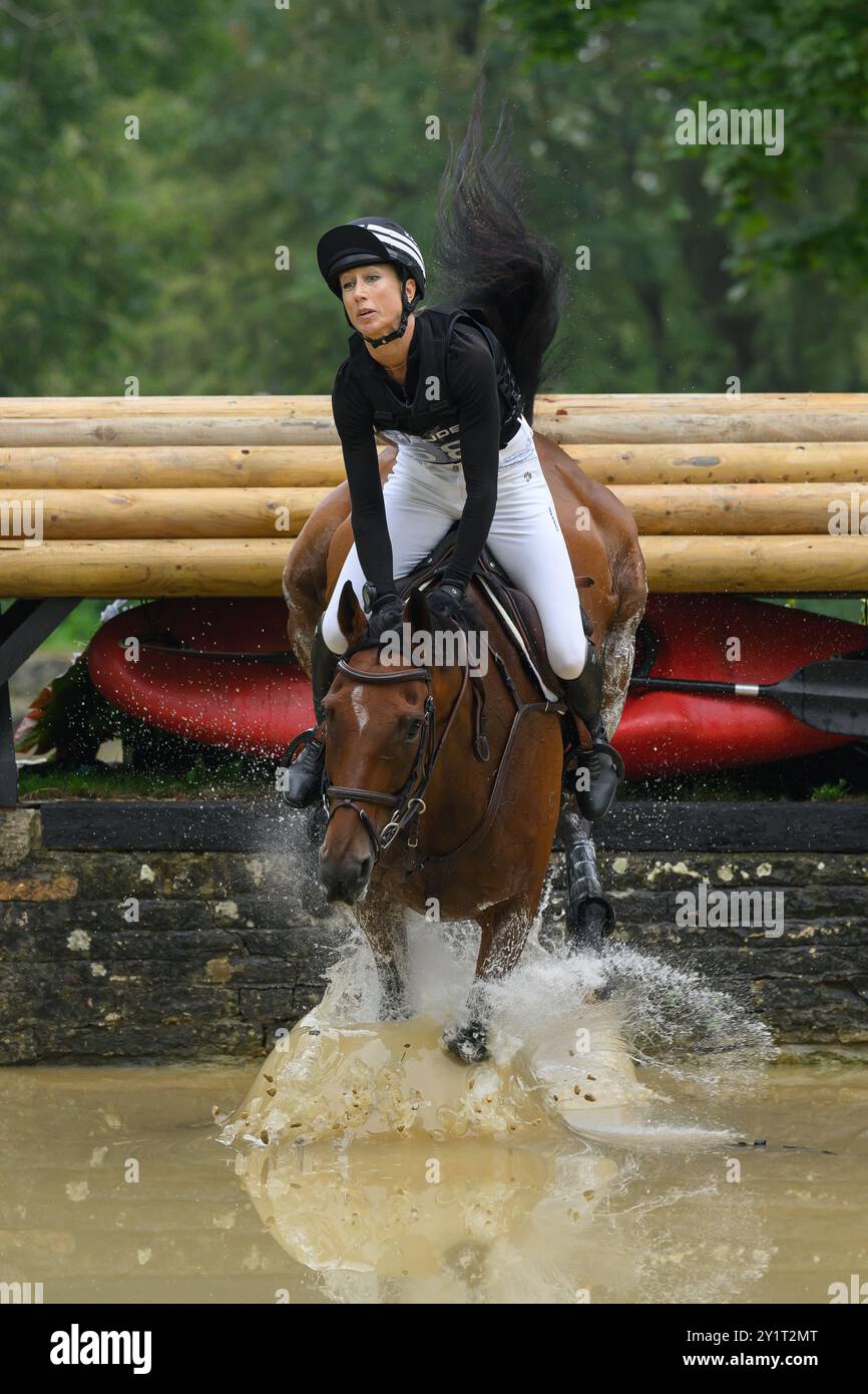 Defender Burghley Horse Trials 2024. XC-CC5 Cross Country, Samstag, 7. September 2024. Monica Spencer (NZL) über die Artist Jumping at the Defender Forelle H Stockfoto