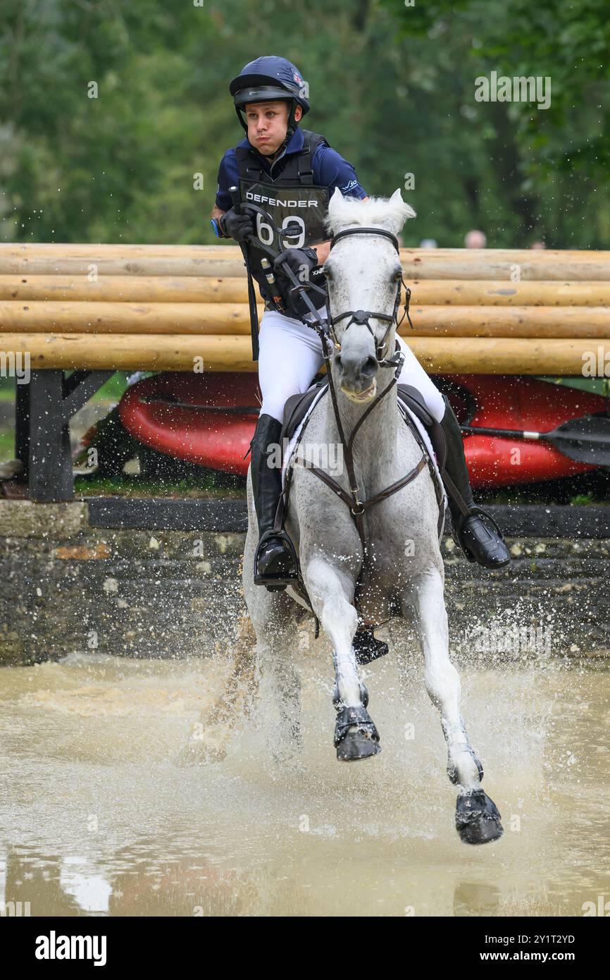 Defender Burghley Horse Trials 2024. XC-CC5 Cross Country, Samstag, 7. September 2024. Wills Oakden (GBR) auf Einer Klasse Cooley, die beim Defender T springt Stockfoto