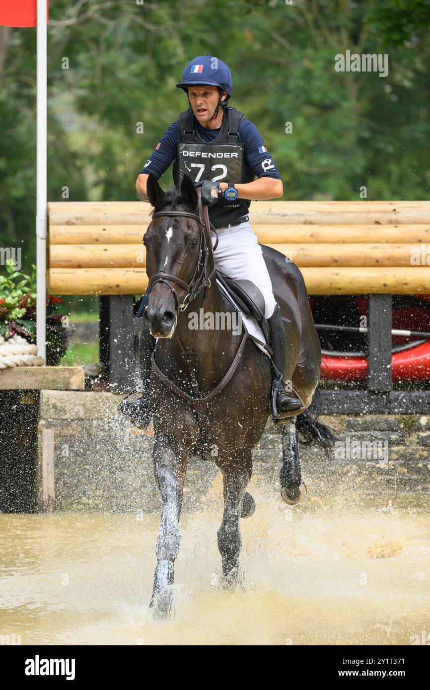 Defender Burghley Horse Trials 2024. XC-CC5 Cross Country, Samstag, 7. September 2024. Nicolas Touzaint (FRA) auf absolut Gold HDC springt bei der Defe Stockfoto