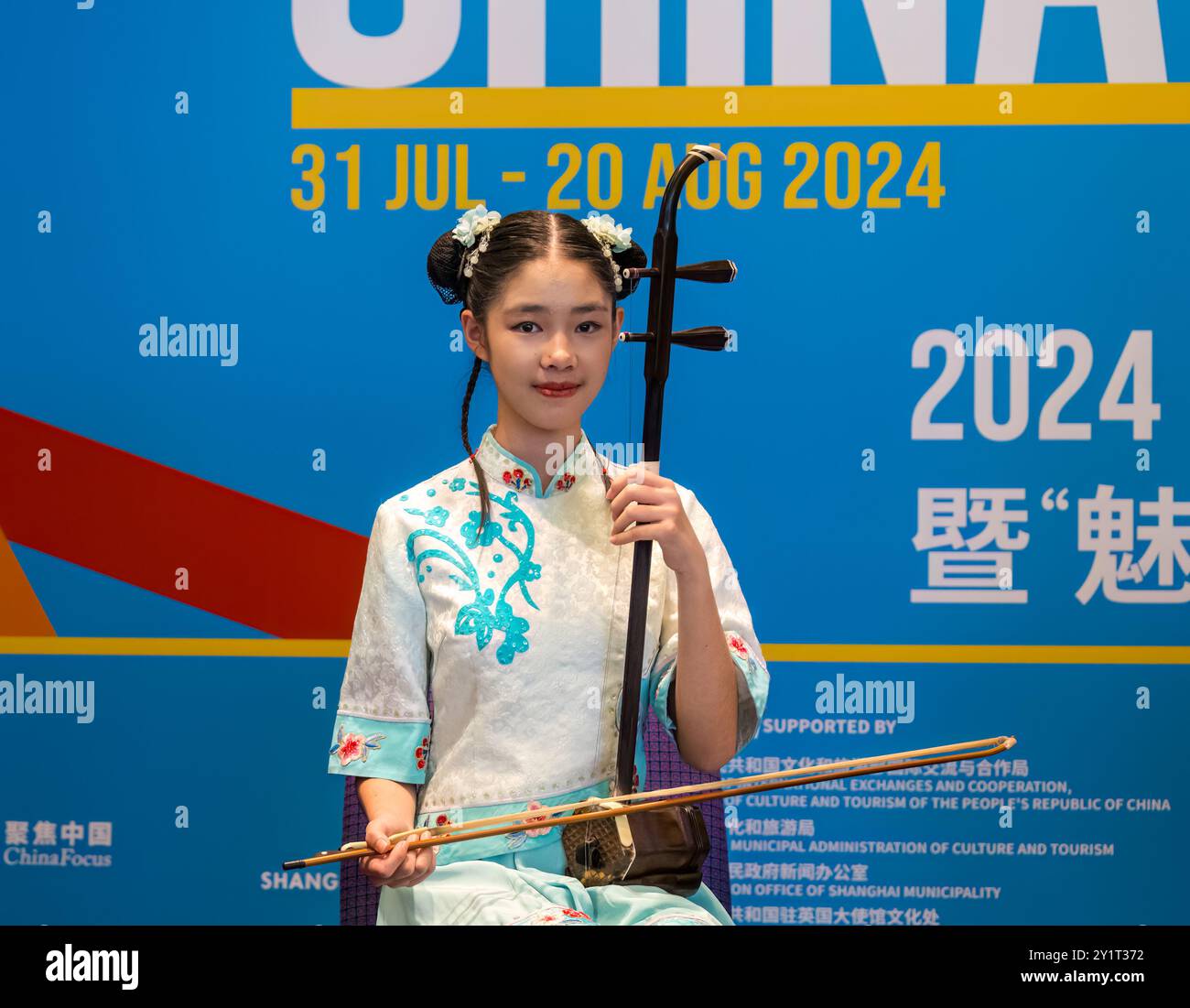 Hübsches chinesisches Mädchen in traditioneller Tracht beim China Focus Event während des Edinburgh Festivals in Schottland, Großbritannien Stockfoto