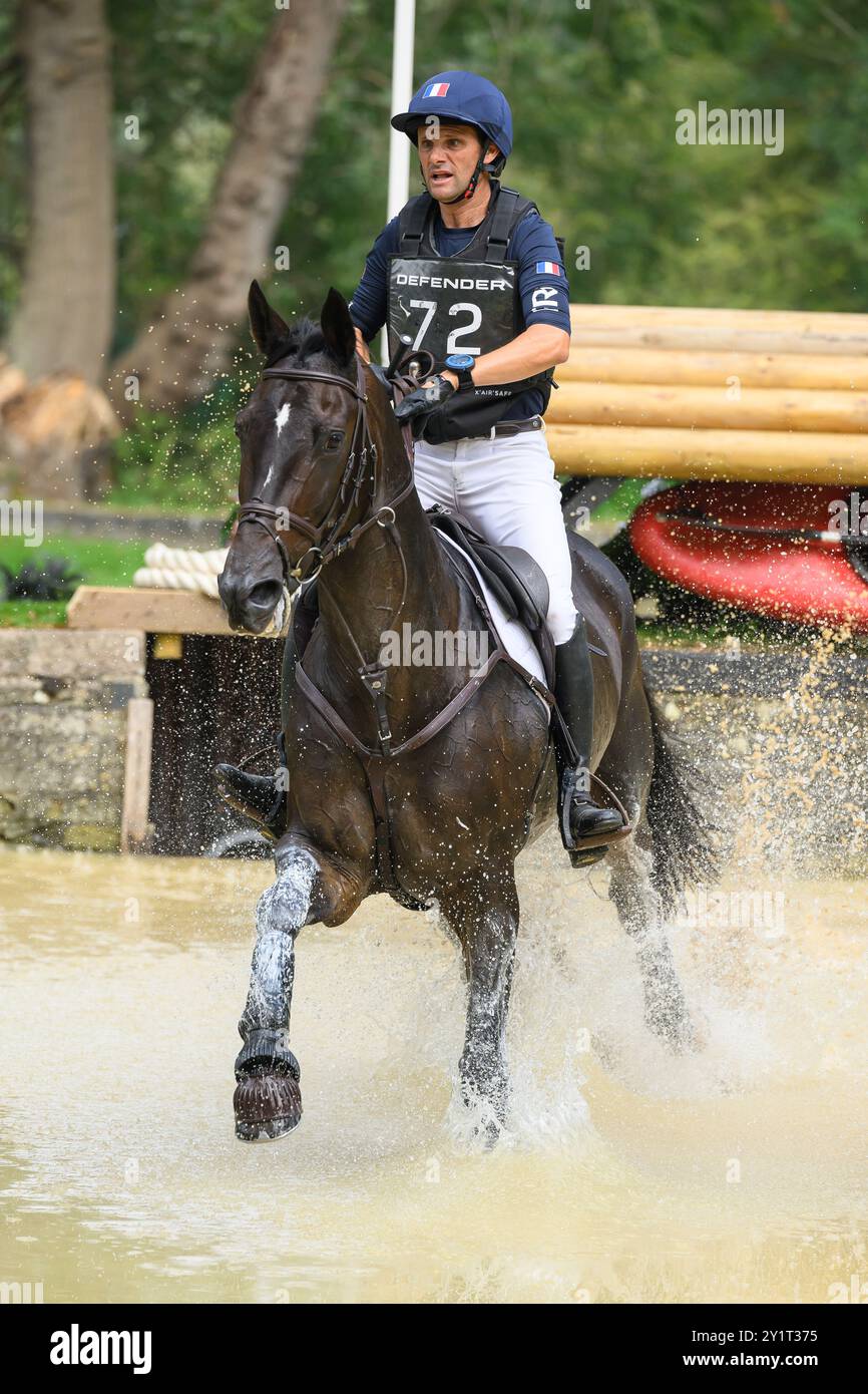 Defender Burghley Horse Trials 2024. XC-CC5 Cross Country, Samstag, 7. September 2024. Nicolas Touzaint (FRA) auf absolut Gold HDC springt bei der Defe Stockfoto