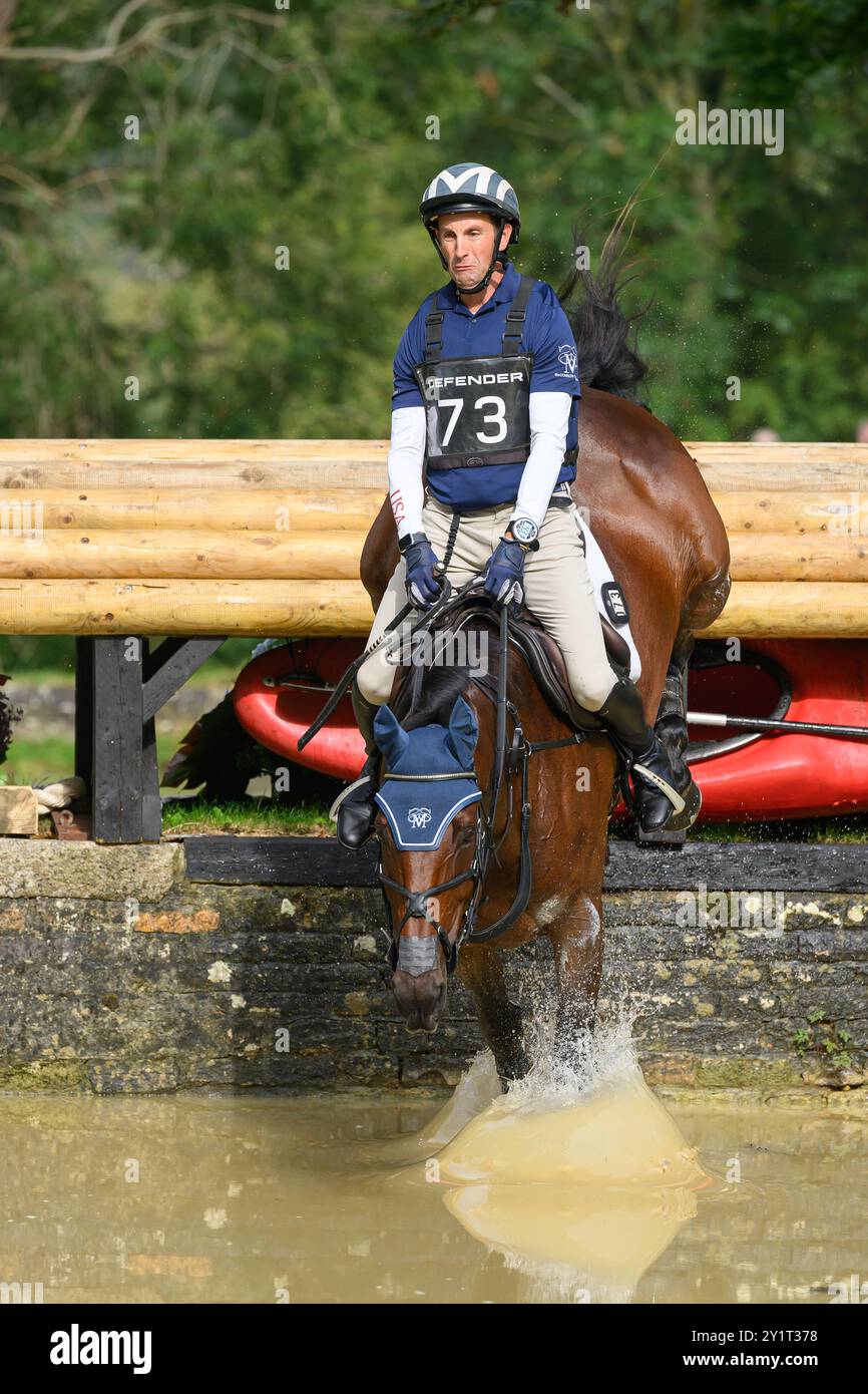 Defender Burghley Horse Trials 2024. XC-CC5 Cross Country, Samstag, 7. September 2024. Andrew Mc Connon (USA) auf der Wakita 54 springt im Defender TR Stockfoto