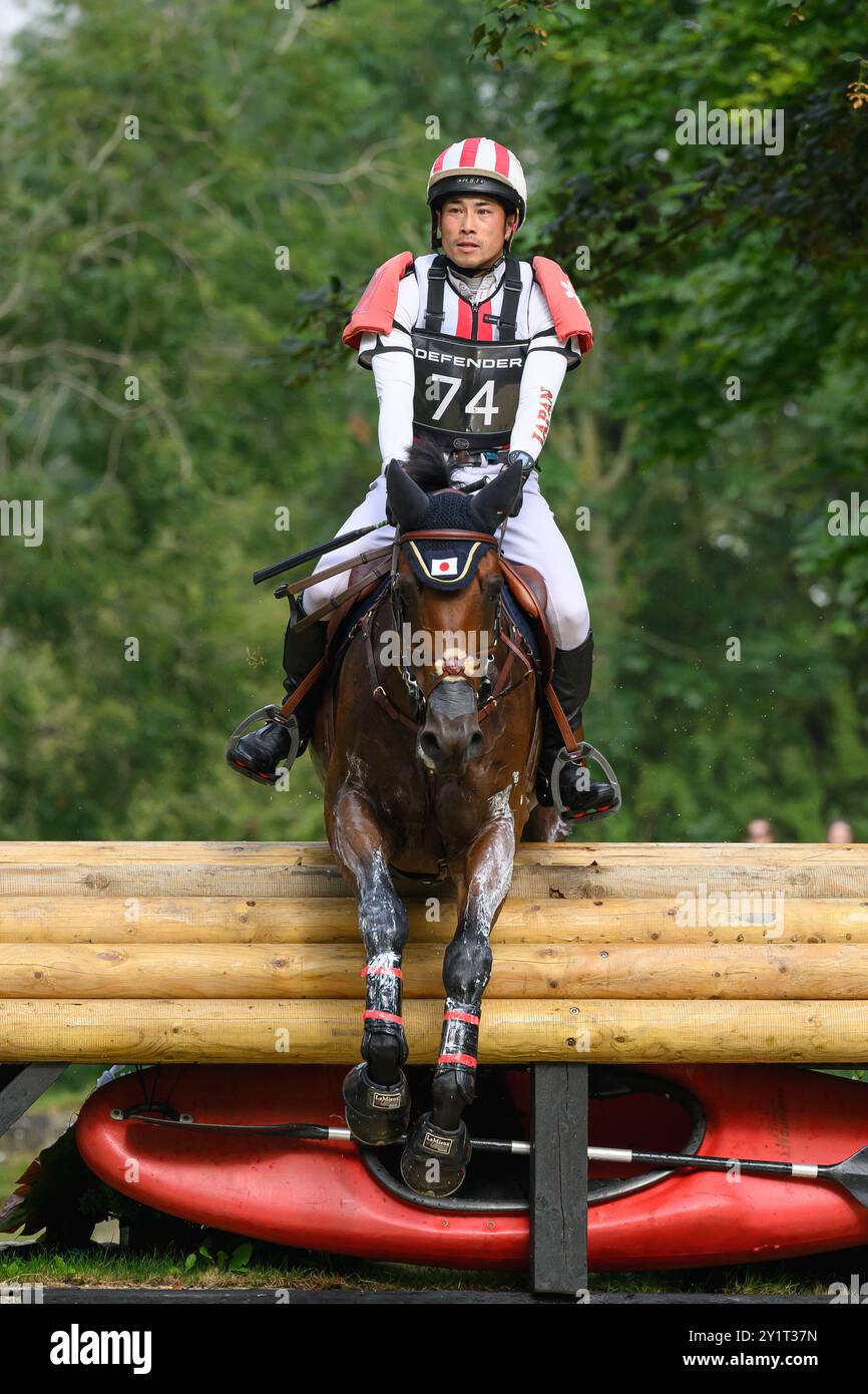 Defender Burghley Horse Trials 2024. XC-CC5 Cross Country, Samstag, 7. September 2024. Ryuzo Kitajima (JPN) auf Feroza Nieuwmoed springt auf die Verteidigung Stockfoto