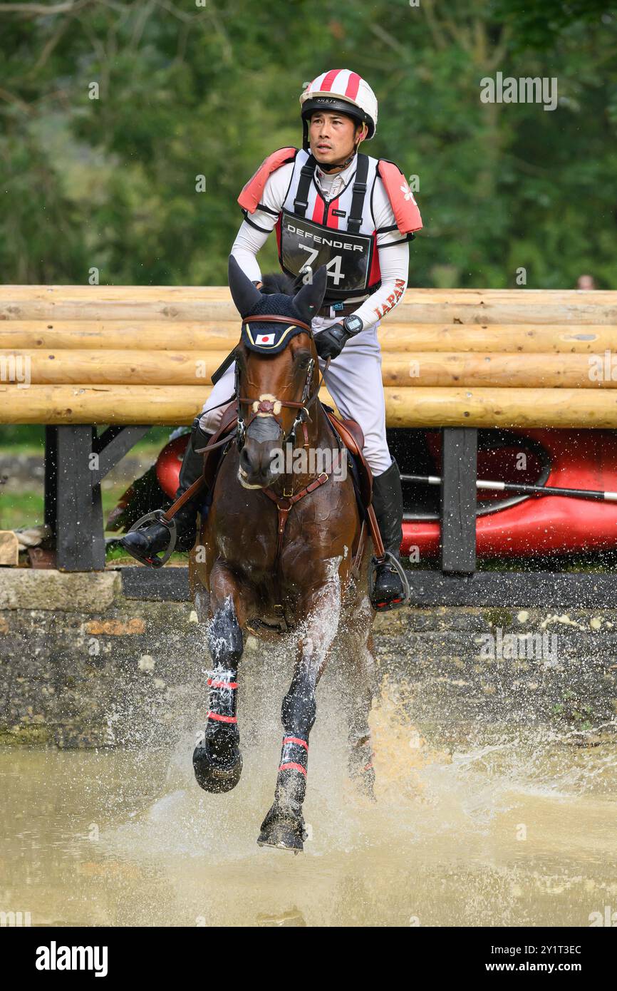 Defender Burghley Horse Trials 2024. XC-CC5 Cross Country, Samstag, 7. September 2024. Ryuzo Kitajima (JPN) auf Feroza Nieuwmoed springt auf die Verteidigung Stockfoto