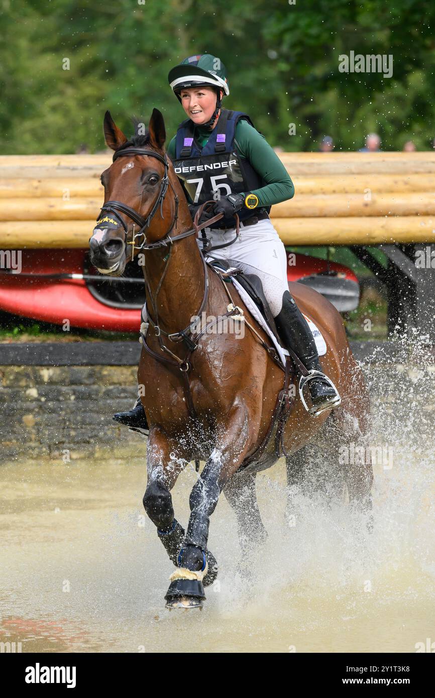 Defender Burghley Horse Trials 2024. XC-CC5 Cross Country, Samstag, 7. September 2024. Susannah Berry (IRL) auf Wellfields Lincoln Jumping at the Defe Stockfoto