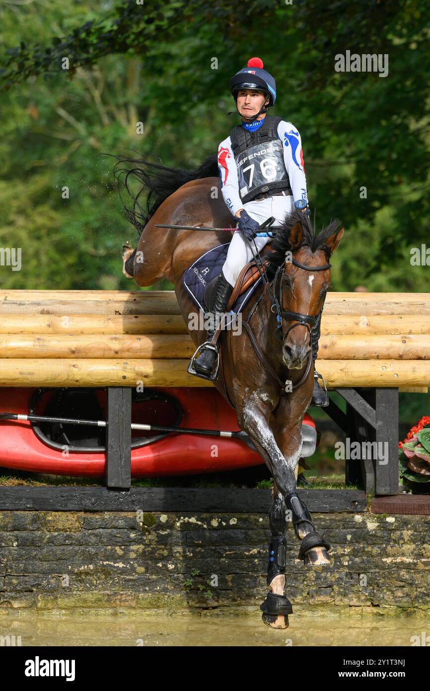 Defender Burghley Horse Trials 2024. XC-CC5 Cross Country, Samstag, 7. September 2024. Gaspard Maksud (FRA) auf Saragossa springt an der Defender Forelle Stockfoto