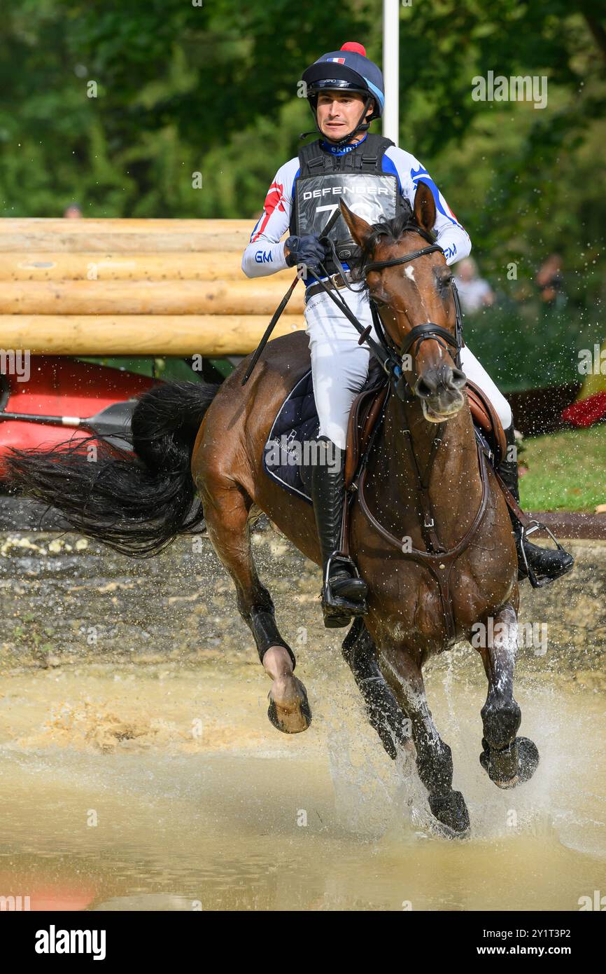 Defender Burghley Horse Trials 2024. XC-CC5 Cross Country, Samstag, 7. September 2024. Gaspard Maksud (FRA) auf Saragossa springt an der Defender Forelle Stockfoto