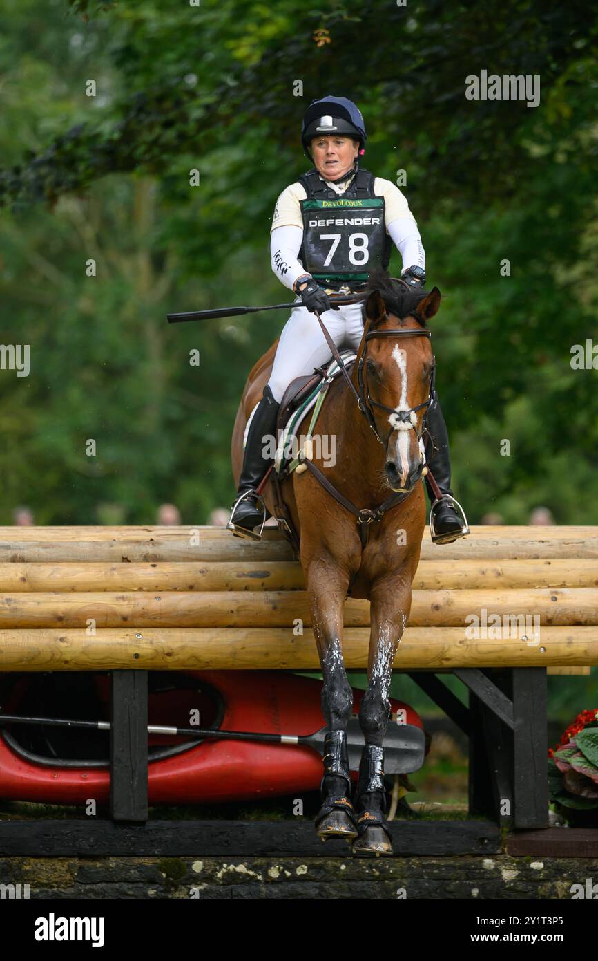 Defender Burghley Horse Trials 2024. XC-CC5 Cross Country, Samstag, 7. September 2024. Pippa Funnell (GBR) auf Majas Hope springt beim Defender Trou Stockfoto