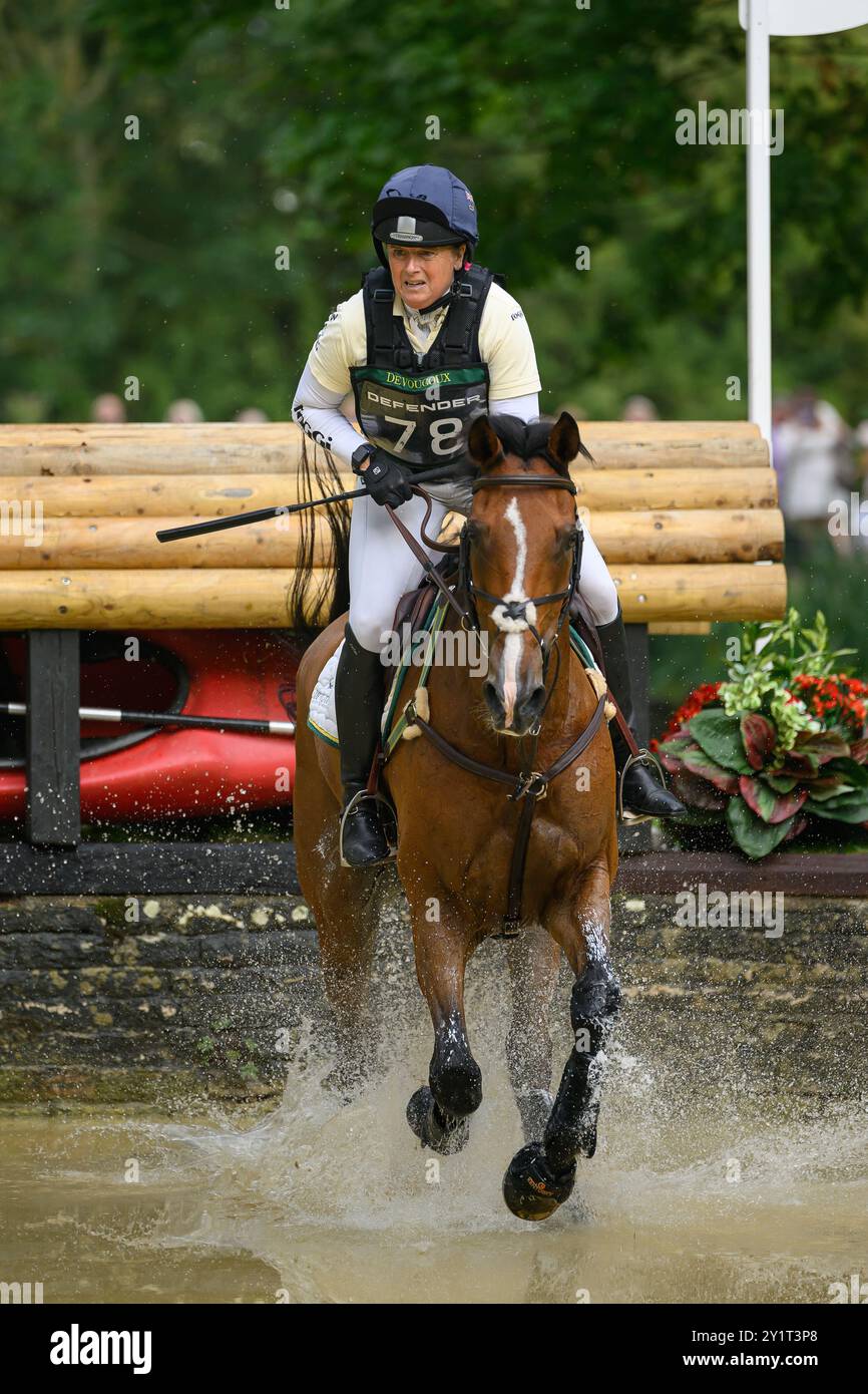 Defender Burghley Horse Trials 2024. XC-CC5 Cross Country, Samstag, 7. September 2024. Pippa Funnell (GBR) auf Majas Hope springt beim Defender Trou Stockfoto