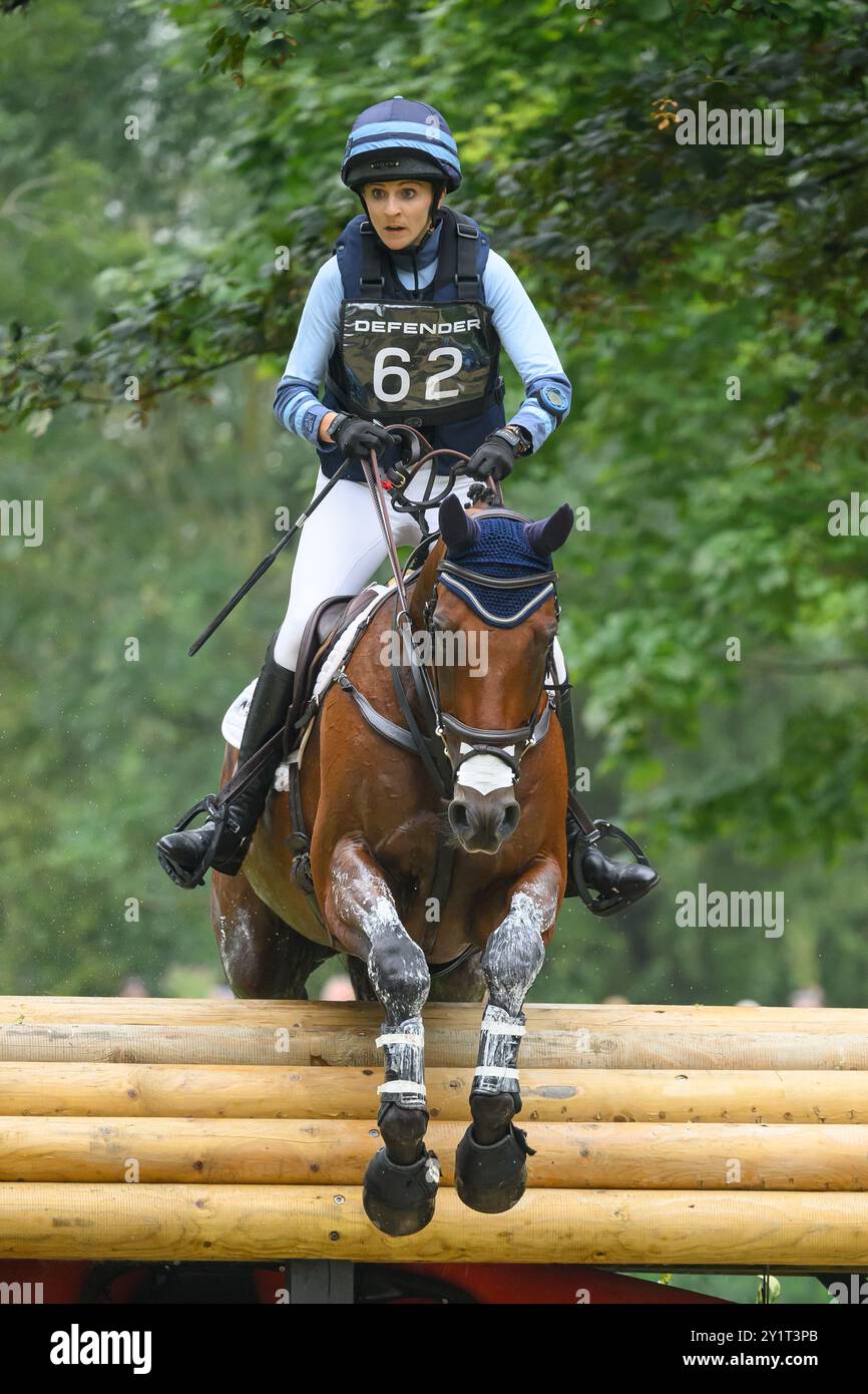 Defender Burghley Horse Trials 2024. XC-CC5 Cross Country, Samstag, 7. September 2024 Lauren Innes (NZL) auf Global Fision M Jumping im Defender T Stockfoto