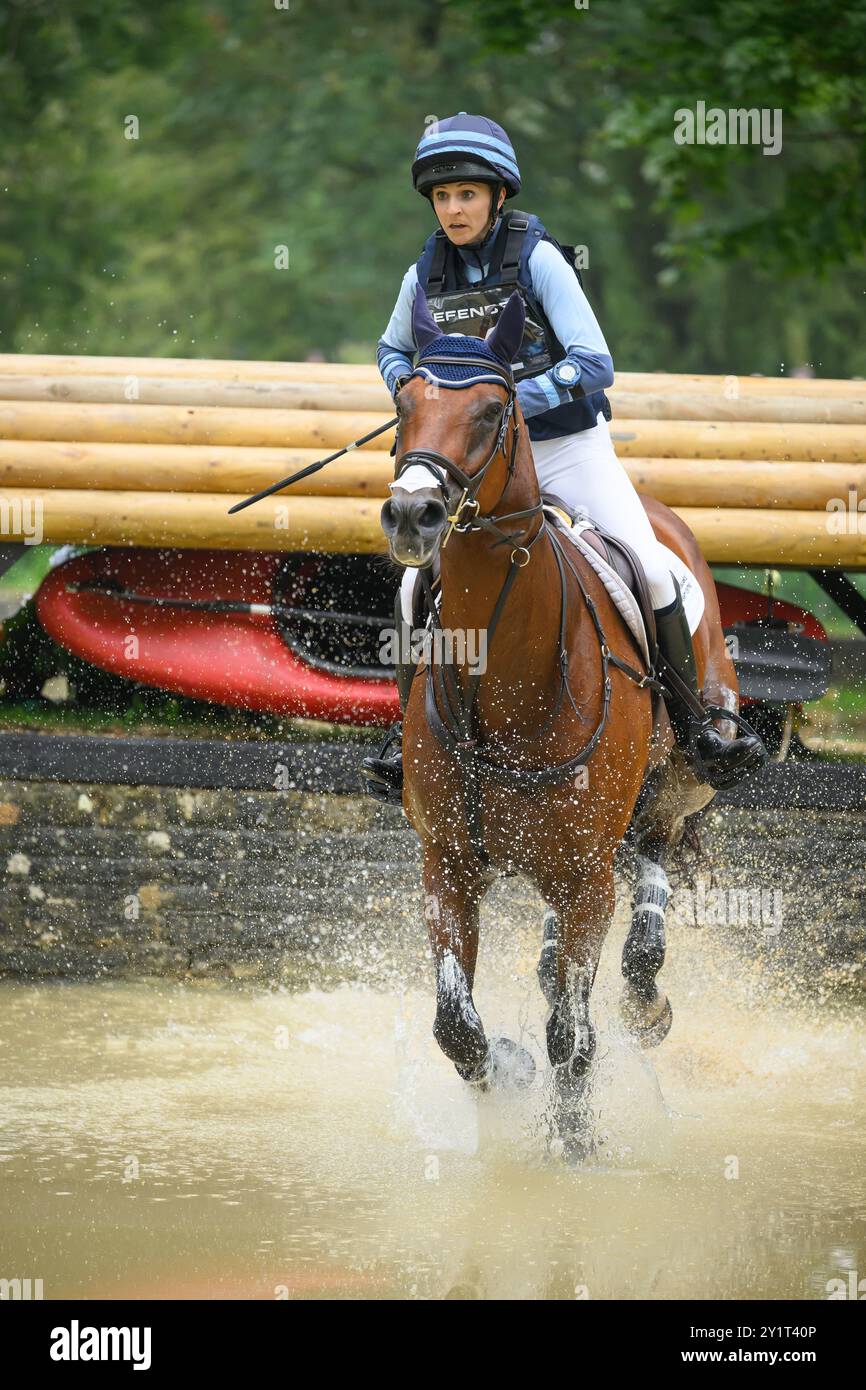 Defender Burghley Horse Trials 2024. XC-CC5 Cross Country, Samstag, 7. September 2024 Lauren Innes (NZL) auf Global Fision M Jumping im Defender T Stockfoto