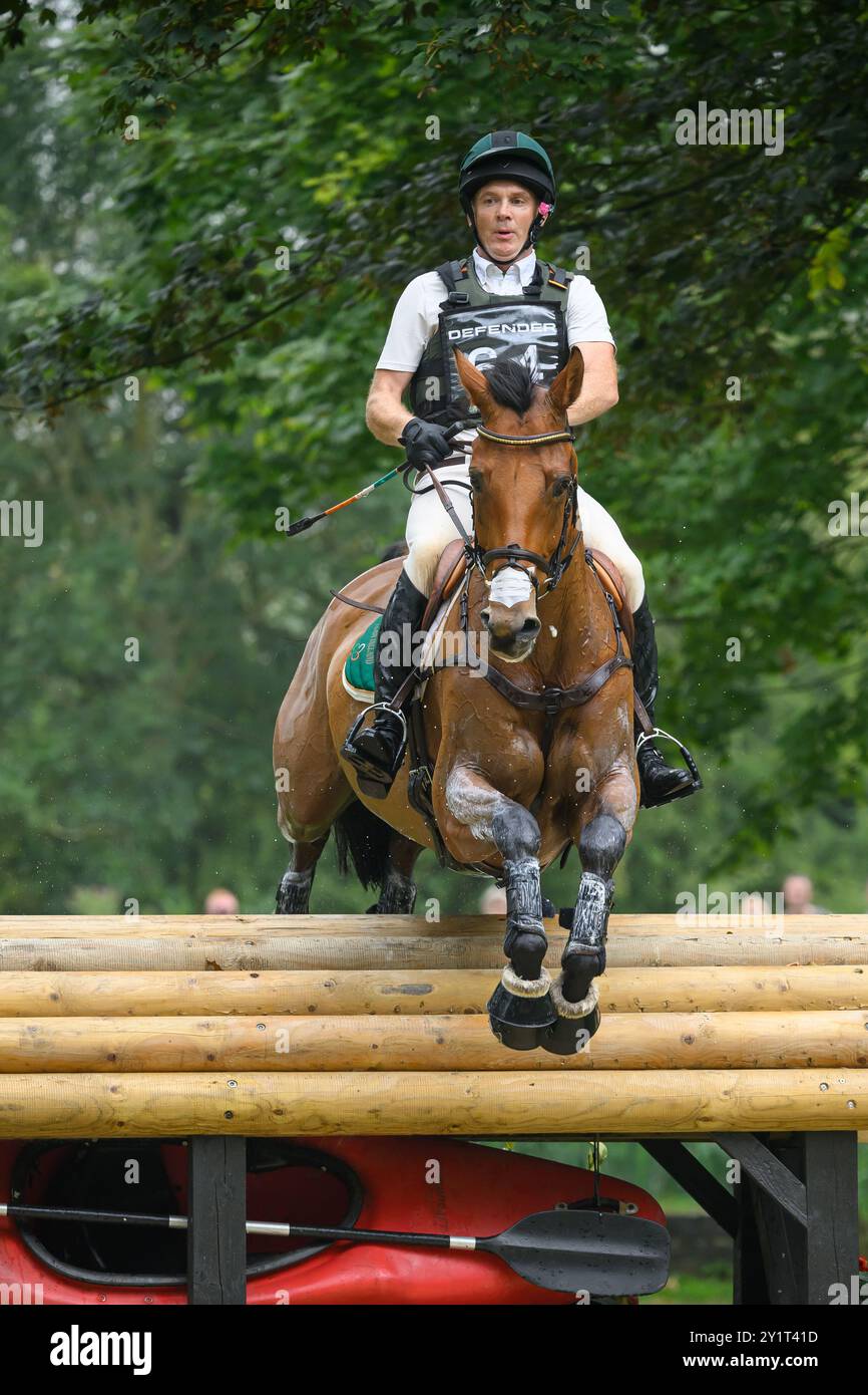 Defender Burghley Horse Trials 2024. XC-CC5 Cross Country, Samstag, 7. September 2024 Padraig McCarthy (IRL) auf Lady Ophelia Jumping at the Defender Stockfoto