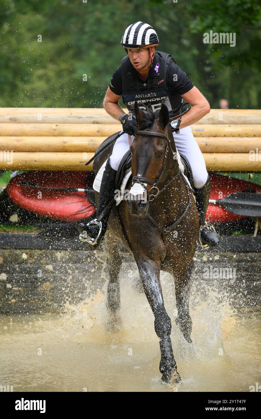 Defender Burghley Horse Trials 2024. XC-CC5 Cross Country, Samstag, 7. September 2024 Jesse Campbell (NZL) auf Cooley Lafitte Jumping at the Defender Stockfoto