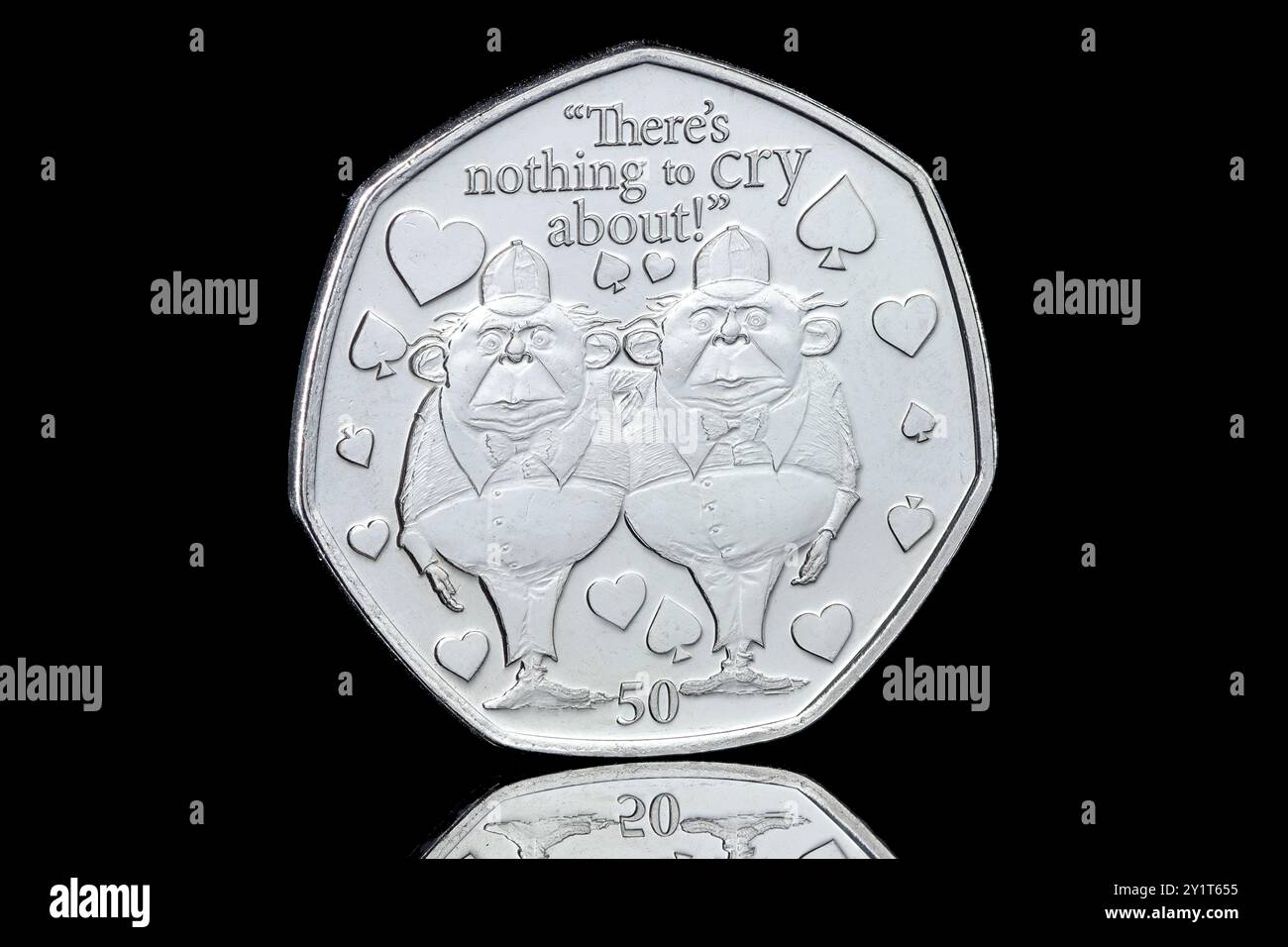 Tweedledum- und Tweedledee-Figuren auf einer 2021 Isle of man 50p-Münze Stockfoto