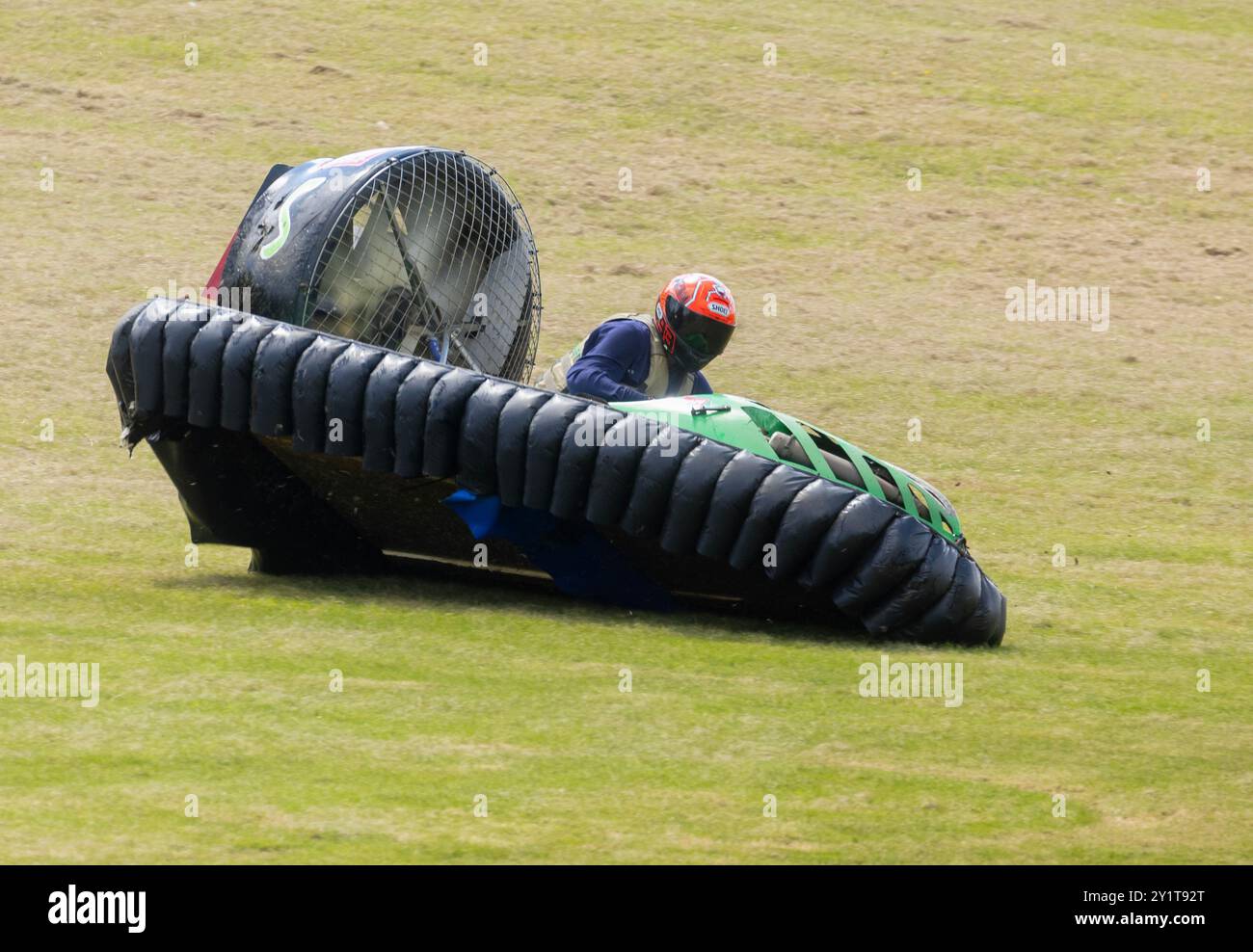 23/06/24 Hovercraft Racer fliegen über den See in der Whittlebury Hall, nahe Towcester, beim zweitägigen Wochenendtreffen des Hovercraft Club of Great Britain in Stockfoto