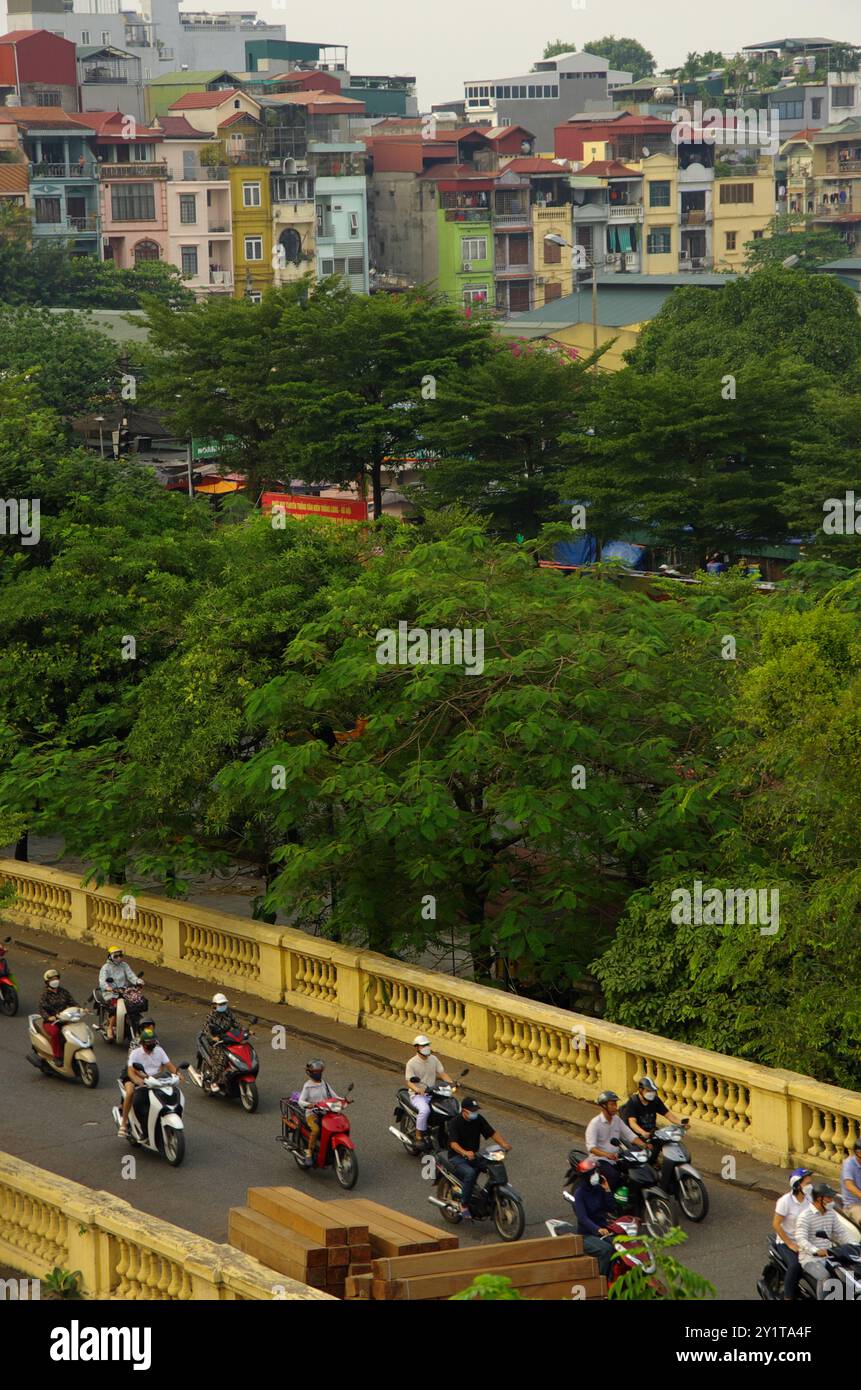 Verkehr in Hanoi mit farbenfrohen Gebäuden. Stockfoto