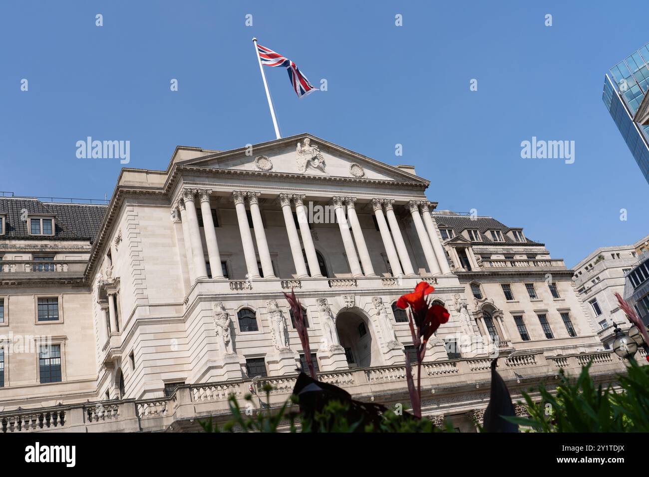 Die Flagge der Union Jack fliegt über der Bank of England, Threadneedle Street, London. Konzept: Basiszinssatz, FTSE 100, Hypothekenzinssätze, Zinssatz, Markt Stockfoto