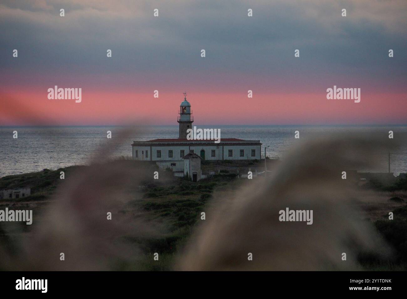 Atlantikküste am Rias Baixas in Galicien, Spanien. Berühmter Leuchtturm von Larino in der Nähe von carnota Stockfoto