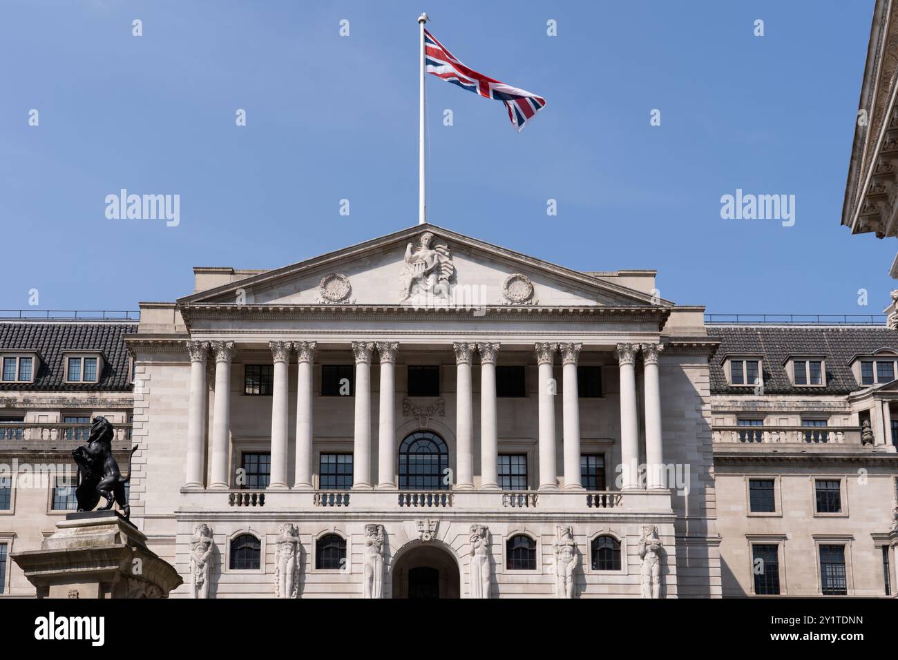 Die Flagge der Union Jack fliegt über der Bank of England, Threadneedle Street, London. Konzept: Basiszinssatz, FTSE 100, Hypothekenzinssätze, Zinssatz, Markt Stockfoto