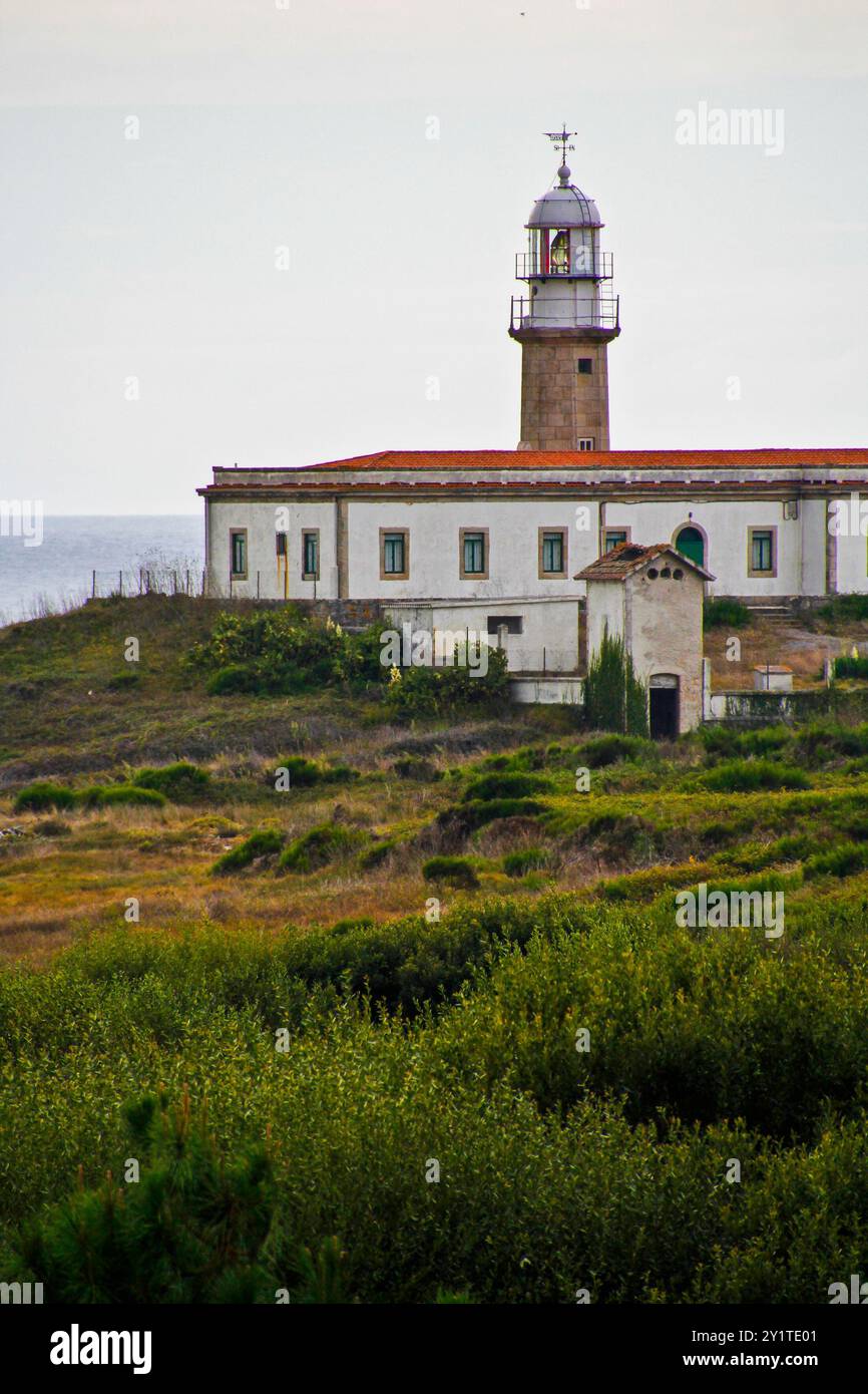 Atlantikküste am Rias Baixas in Galicien, Spanien. Berühmter Leuchtturm von Larino in der Nähe von carnota Stockfoto