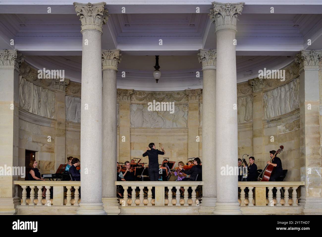 Karlovy Vary, Tschechische Republik - 14. August 2024: Das KSO Karlovy Vary Symphony Orchestra spielt ein Kolonnadenkonzert in der Mühlenkolonnade oder Mlynska Kolona Stockfoto