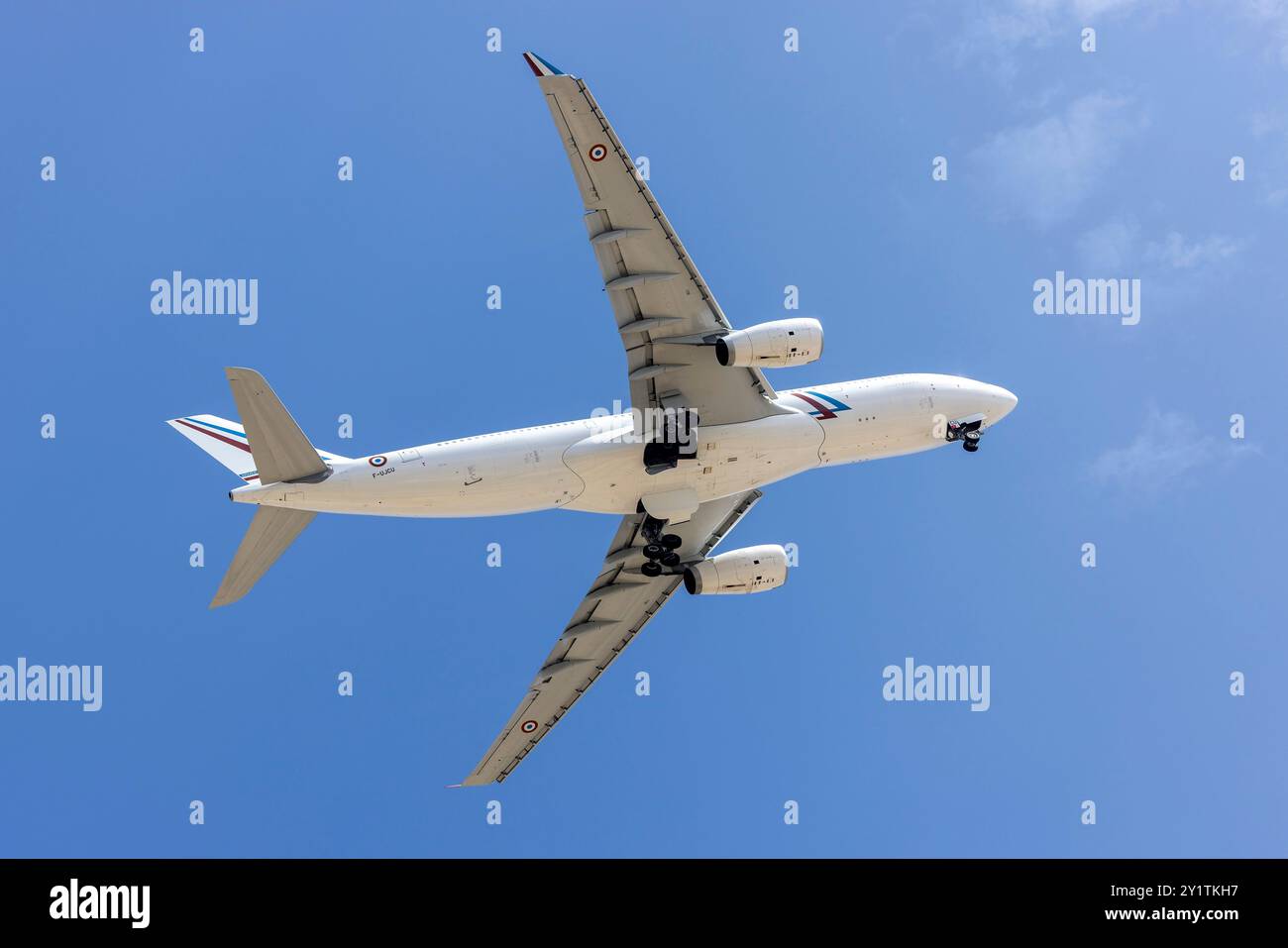 Französische Regierung Airbus A330-243 (Reg.: F-UJCU) führt einen verpassten Anflug auf Start- und Landebahn 13 durch. Stockfoto