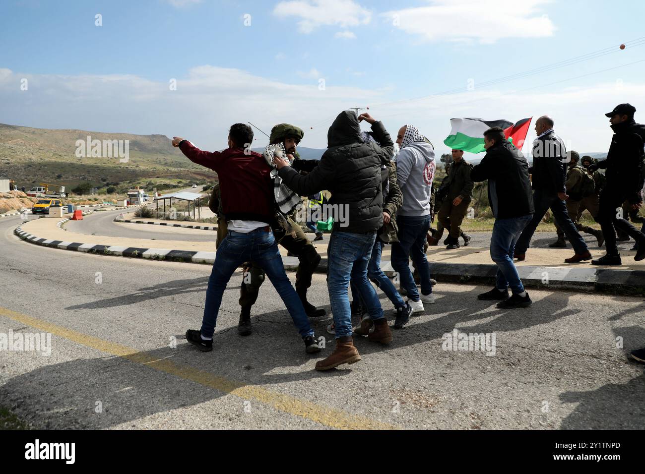 Westjordanland, Palästina. 29. Januar 2020. Palästinensische Demonstranten stoßen in der Nähe der Stadt Tubas im Westjordanland mit der israelischen Armee zusammen. An mehreren Orten im Westjordanland brachen mehrere Demonstrationen gegen den Friedensplan von US-Präsident Donald Trump aus, wobei die israelische Armee versuchte, die Proteste zu unterdrücken. Das „Abkommen des Jahrhunderts“ wurde von der US-Regierung mit dem Ziel ausgearbeitet, den israelischen palästinensischen Konflikt zu lösen, aber ohne Rücksprache mit der palästinensischen Seite. Die Palästinenser lehnen den Plan völlig ab, den sie als völlig einseitig und unfair gegenüber ihrer Sache betrachten Stockfoto