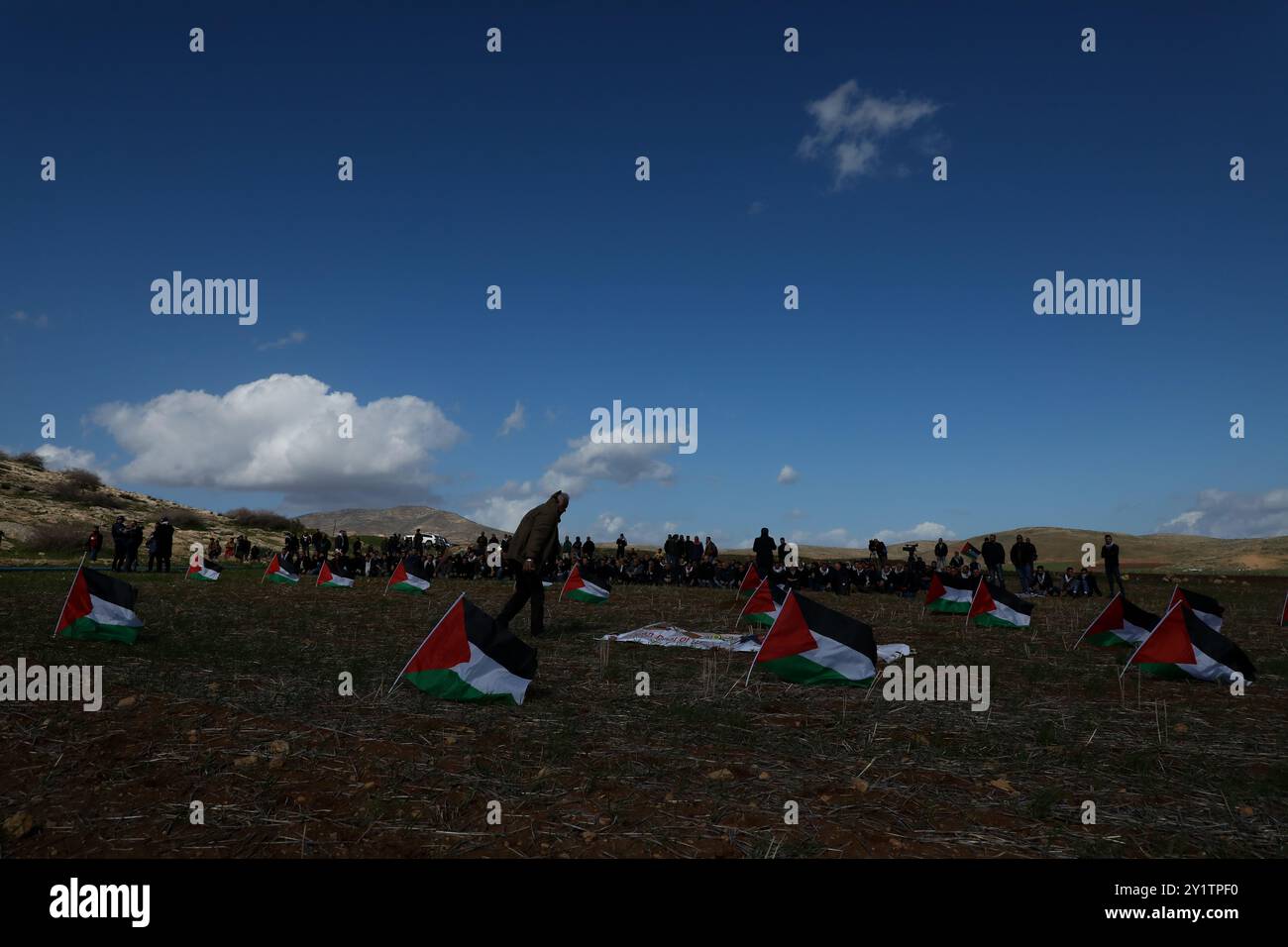 Westjordanland, Palästina. 31. Januar 2010. Palästinenser stoßen bei einem Protest gegen den „Deal of the Century“ der USA in der Stadt Khirbet Atouf im Jordantal auf die israelische Armee. Seit Präsident Trump kürzlich seinen Plan zur Lösung des israelisch-palästinensischen Konflikts veröffentlicht hat, sind im Westjordanland und im Gazastreifen mehrere Proteste ausgebrochen. Die Palästinenser, die in dem Plan nicht konsultiert worden waren, haben den Plan völlig abgelehnt, da sie ihn für völlig Israel und für ihre Sache unfair halten. Die palästinensischen Führer haben auch den Plan verurteilt, der es Israel ermöglichen würde, alle seine Juden anzunektieren Stockfoto