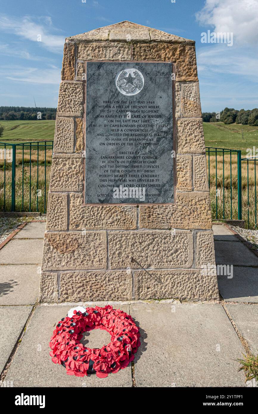 Ein Gedenkstein an der Stelle, an der das 1. BN Cameronians (Scottish Rifles)-Regiment 1968 feierlich aufgelöst wurde, genau 300 Jahre nach ihrer Auflösung Stockfoto