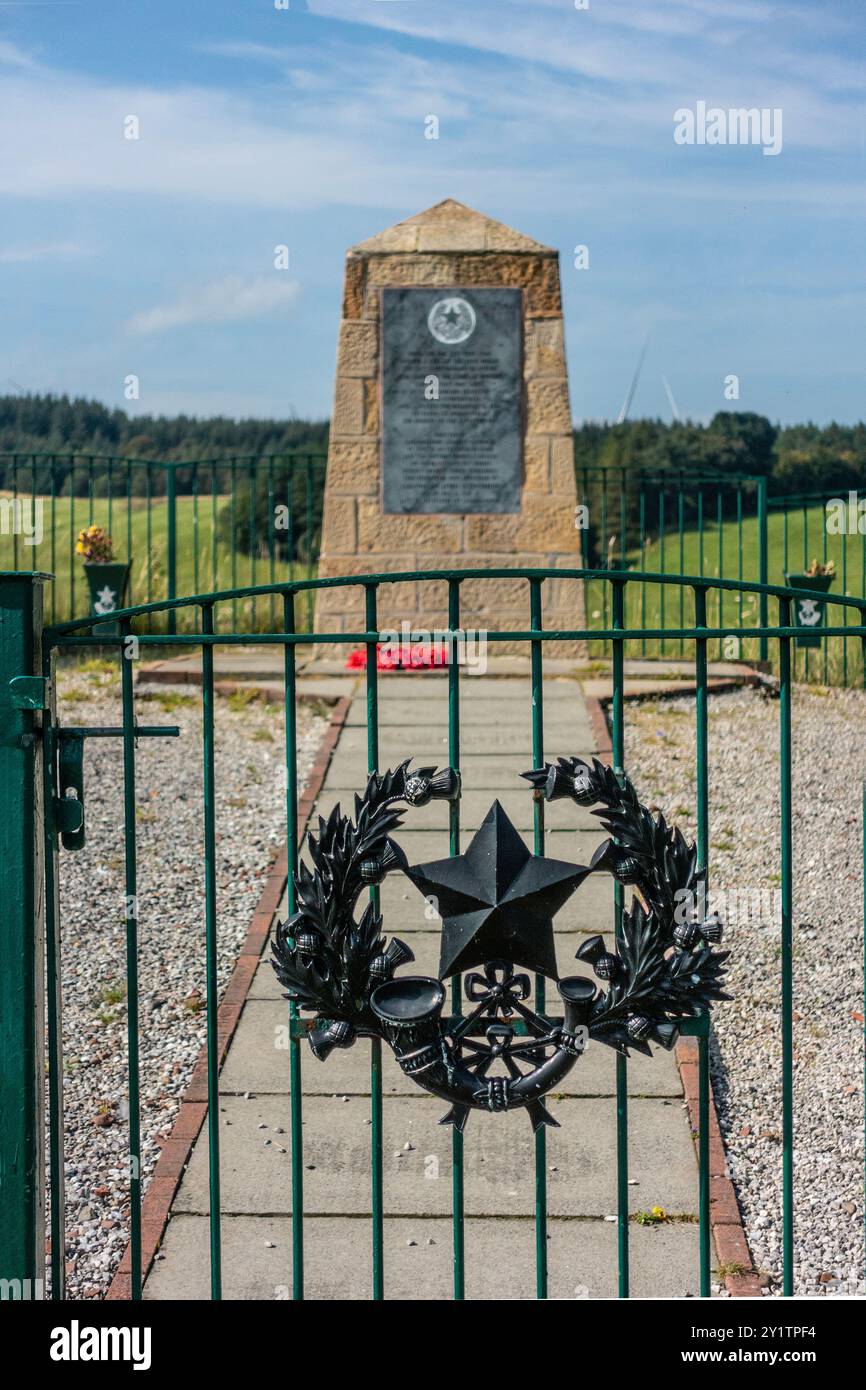 Ein Gedenkstein an der Stelle, an der das 1. BN Cameronians (Scottish Rifles) Regiment 1968 feierlich aufgelöst wurde, 300 Jahre nach seiner Erziehung. Stockfoto