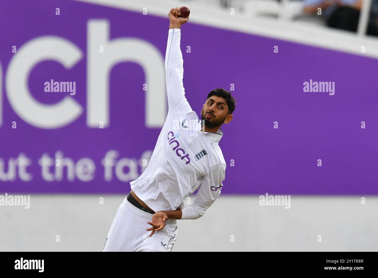 London, England. September 2024. Shoaib Bashir Bowls am dritten Tag des Rothesay Third Men’s Test zwischen England und Sri Lanka im Kia Oval in London. Kyle Andrews/Alamy Live News. Stockfoto