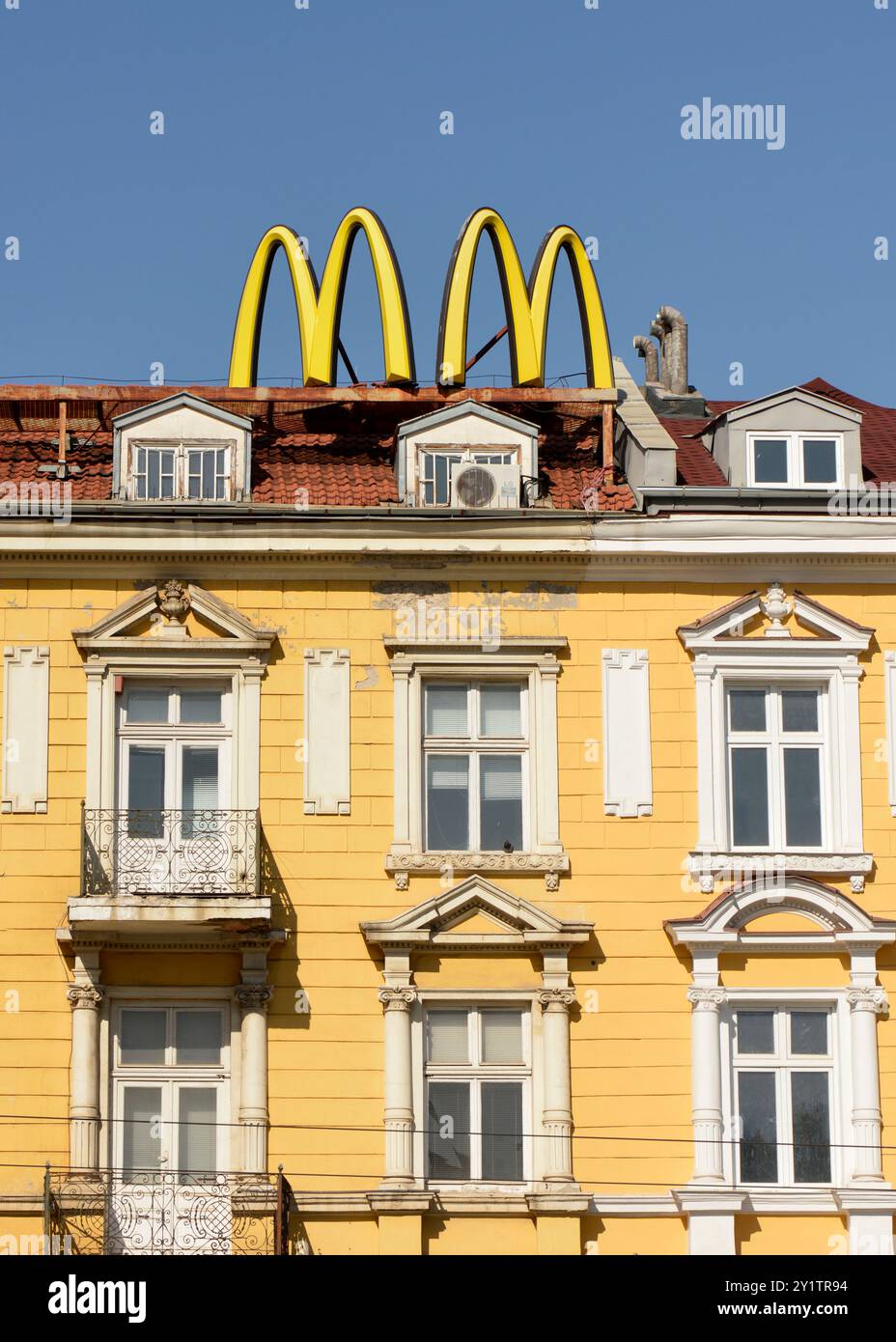 McDonald's Logo und Schild auf dem alten gelben Gebäude in Sofia Bulgarien, Osteuropa, Balkan, EU Stockfoto