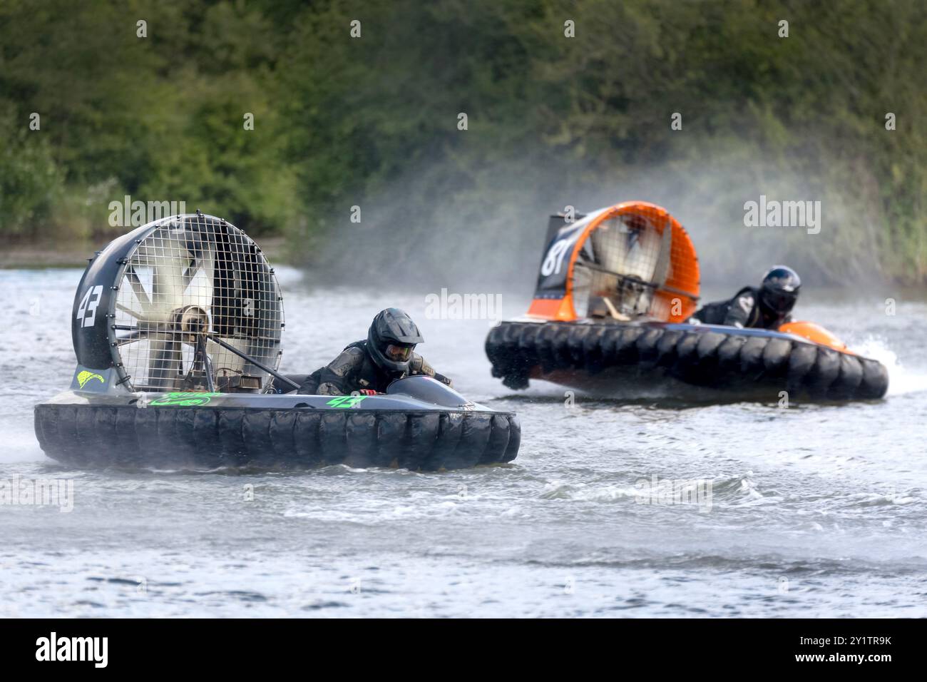 23/06/24 Hovercraft Racer fliegen über den See in der Whittlebury Hall, nahe Towcester, beim zweitägigen Wochenendtreffen des Hovercraft Club of Great Britain in Stockfoto