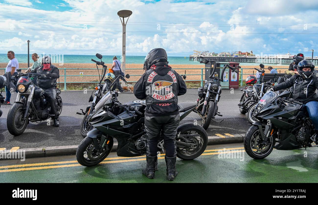 Brighton Großbritannien 8. September 2024 - Hunderte Motorradfahrer und Rocker beim Ace Day Brighton Burn Up, der Teil des 30. Jahrestages der Ace Cafe Reunion Veranstaltung ist, die in London beginnt und am Madeira Drive in Brighton endet . Das 3-tägige Wochenende feiert die Geschichte und das Erbe des berühmten Ace Cafe in London 25 Jahre nachdem es 1969 geschlossen hatte, mit dem ersten Wiedersehen, das 1994 in London und in Brighton stattfand: Credit Simon Dack / Alamy Live News Stockfoto