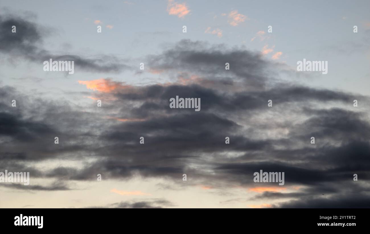 Bewölkter Sonnenuntergang dramatischer Himmel Hintergrund, bunte Abendschablone, bemalte Wolken Tapete Stockfoto