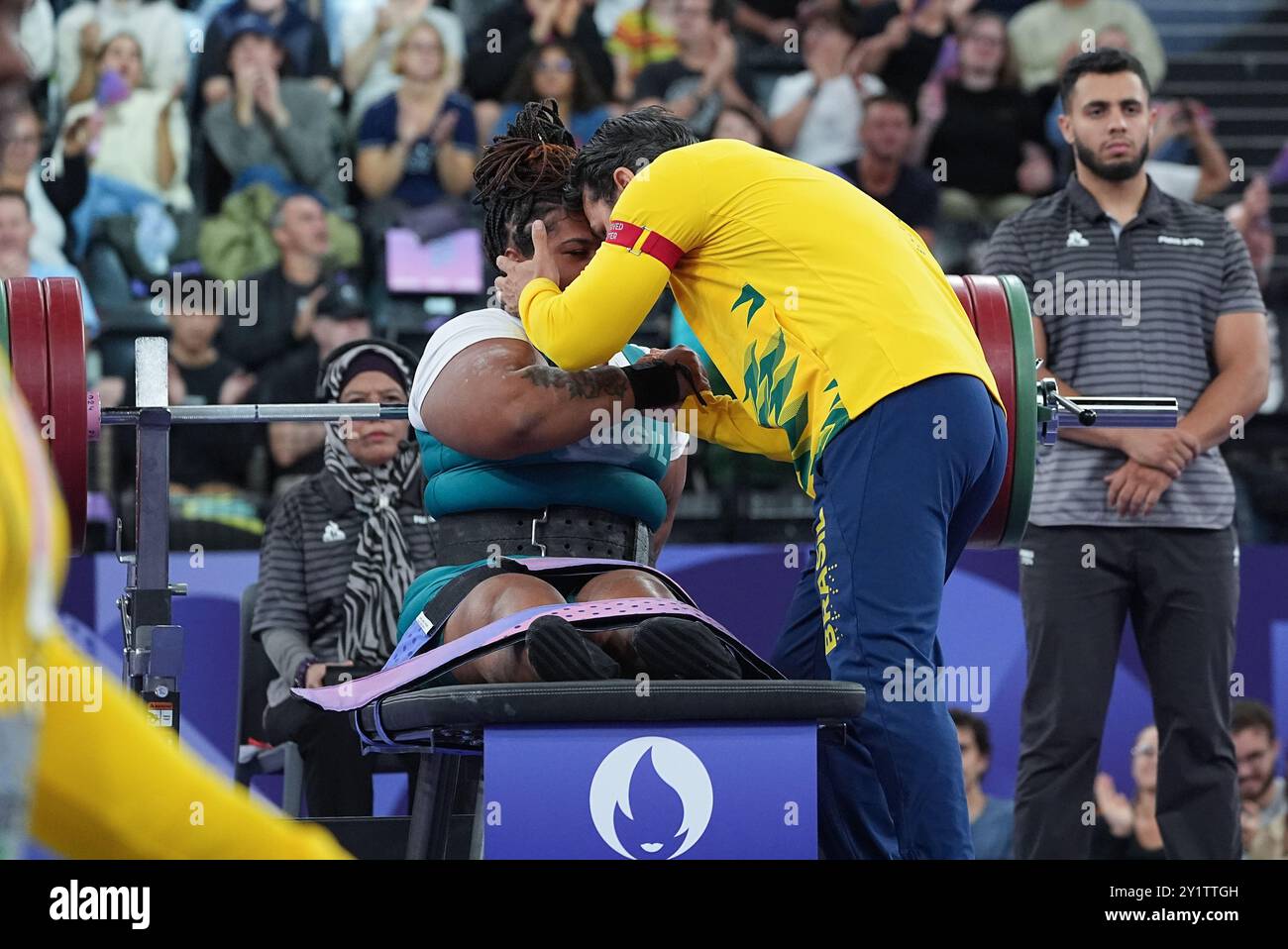 Paris, Frankreich. September 2024. Tayana Medeiros (L) aus Brasilien reagiert, nachdem er das bis zu 86 kg schwere Finale des para Powerlifting der Frauen bei den Paralympischen Spielen 2024 in Paris, Frankreich, am 8. September 2024 gewonnen hat. Quelle: Lian Yi/Xinhua/Alamy Live News Stockfoto