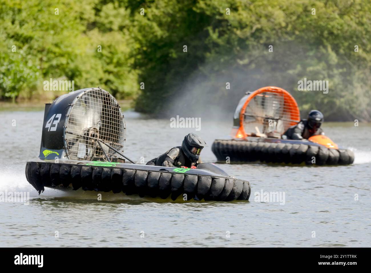 23/06/24 Hovercraft Racer fliegen über den See in der Whittlebury Hall, nahe Towcester, beim zweitägigen Wochenendtreffen des Hovercraft Club of Great Britain in Stockfoto