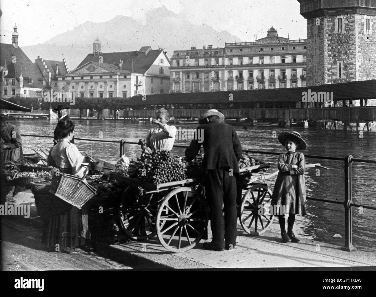 Obst- und Gemüsemarkt stall Verkäufer Luzern in der Schweiz 1928 Luzern Stockfoto