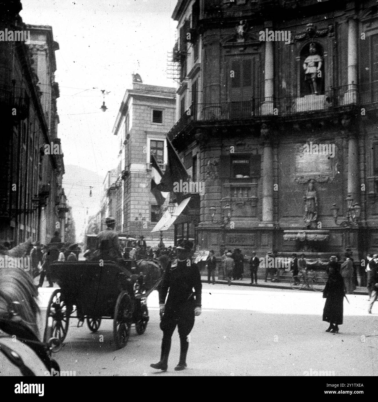 Italienischer Polizist, der den Verkehr bei Quattro Canti in Palermo, Italien, 1925 leitet Stockfoto