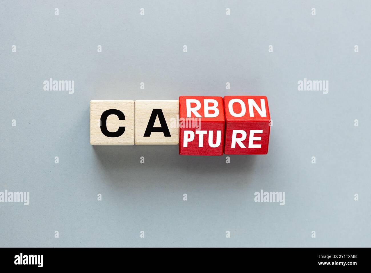 Symbol für CO2-Abscheidung. Holzwürfel wurden gedreht und das Konzeptwort Kohlenstoff wurde in Capture geändert. Schöner grauer Hintergrund ökologisches Konzept für Unternehmen. fla Stockfoto