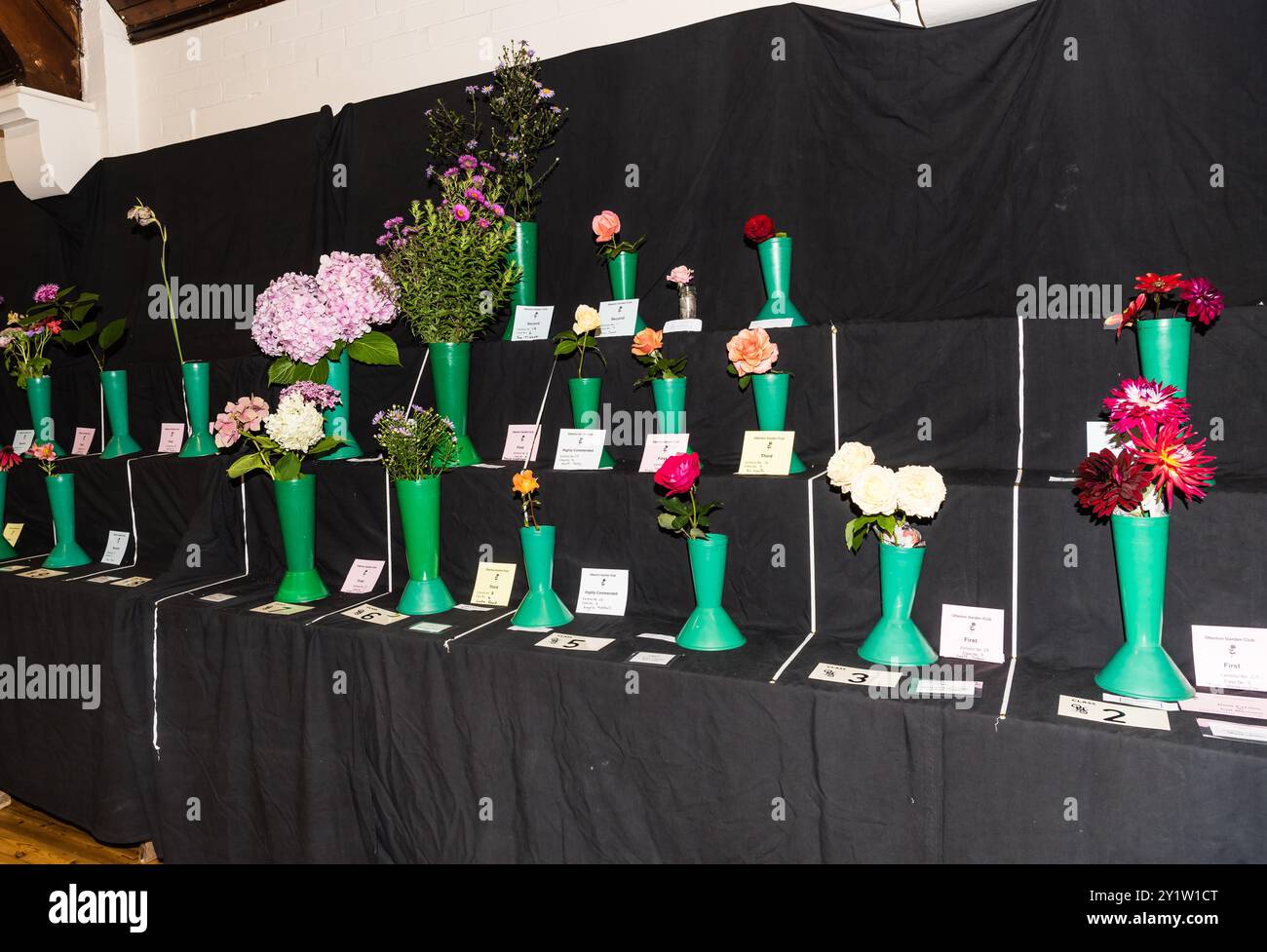 Otterton Village Hall Flower Show. Trophäe für Junganbauer. Stockfoto