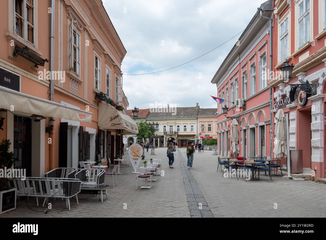 Fußgängerzone in Novi Sad mit lokalen Cafés und Restaurants. April 2024. Stockfoto