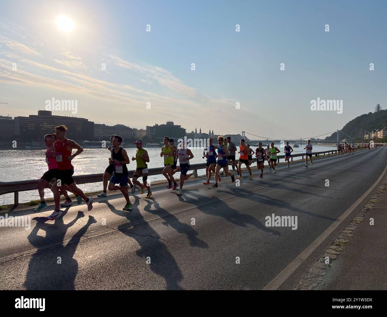 Budapest, Ungarn - 08. September 2024: Gruppensportler laufen während des Wizz Air Marathons Stockfoto