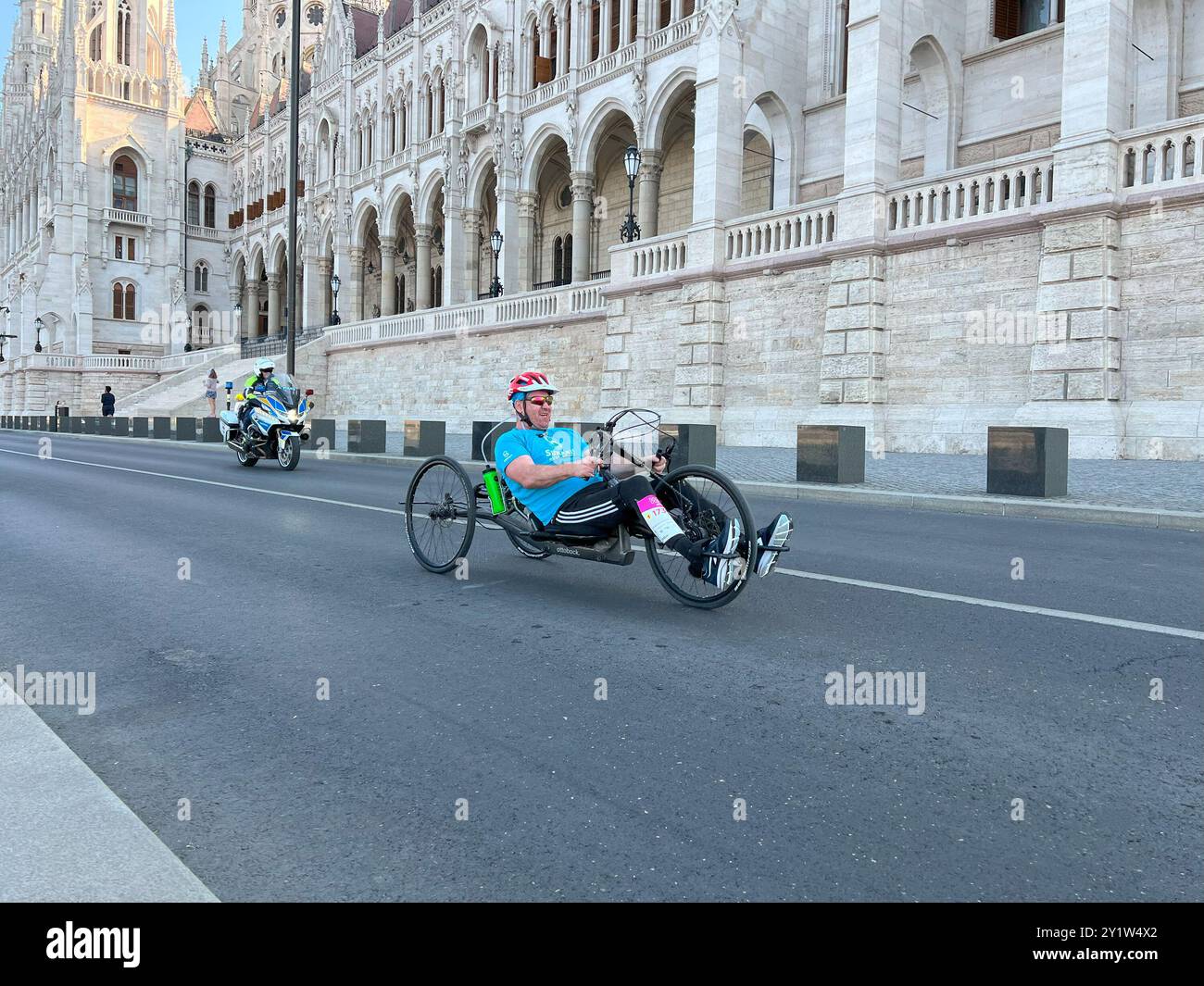 Budapest, Ungarn - 08. September 2024: Sportler im Rollstuhl beim Wizz Air Marathon Stockfoto
