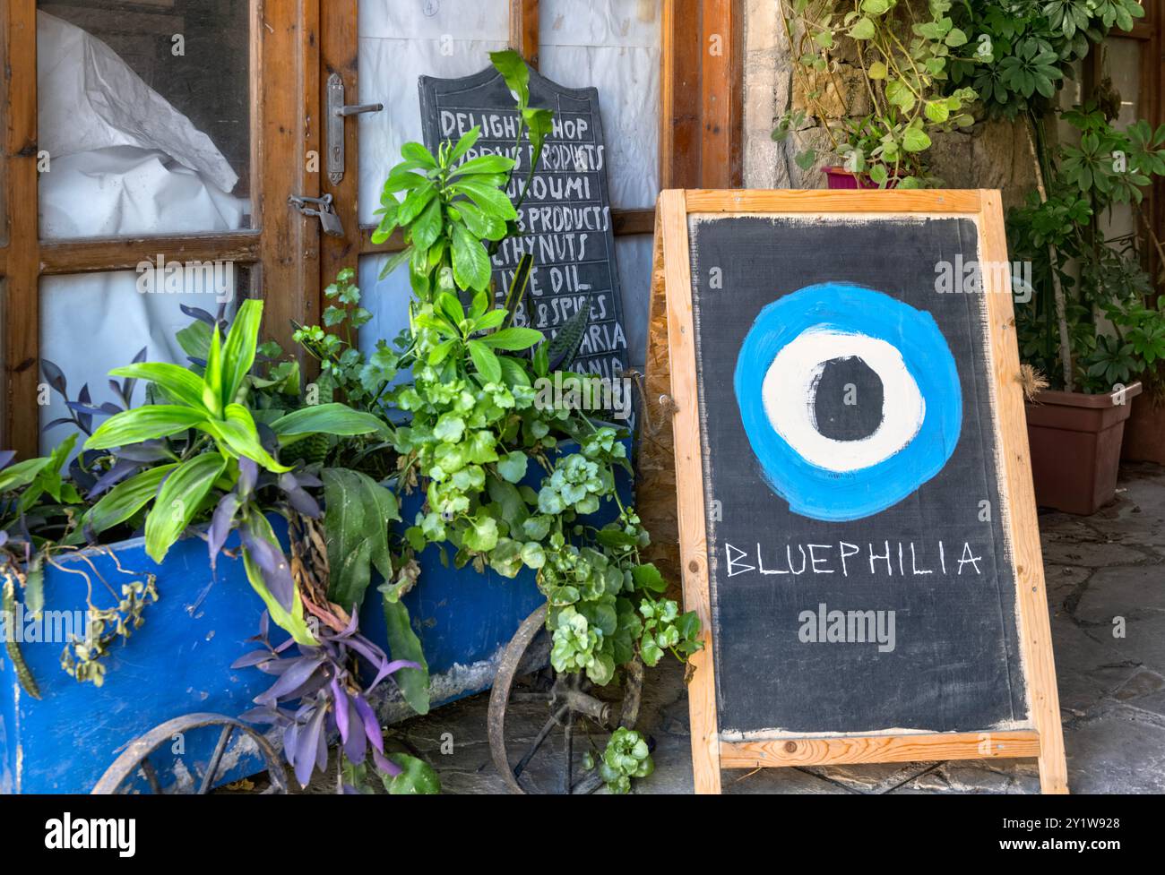Schild für Bluephilia Shop in Medieval Walkway, Limassol, Zypern Stockfoto